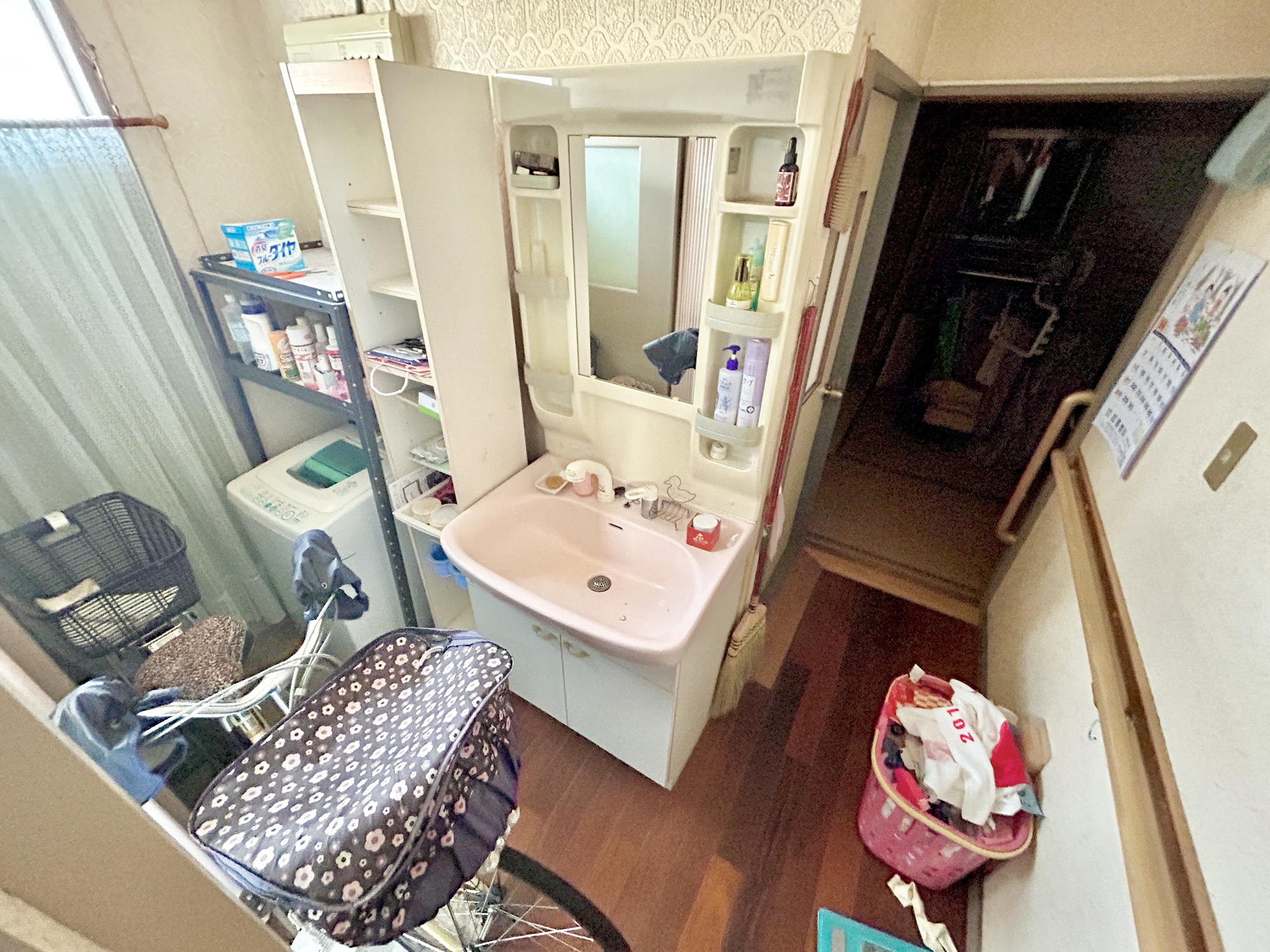 前橋市六供町３丁目　中古住宅の独立洗面台|洗面所には手すり付きでおじいちゃんおばあちゃんも安心♪
