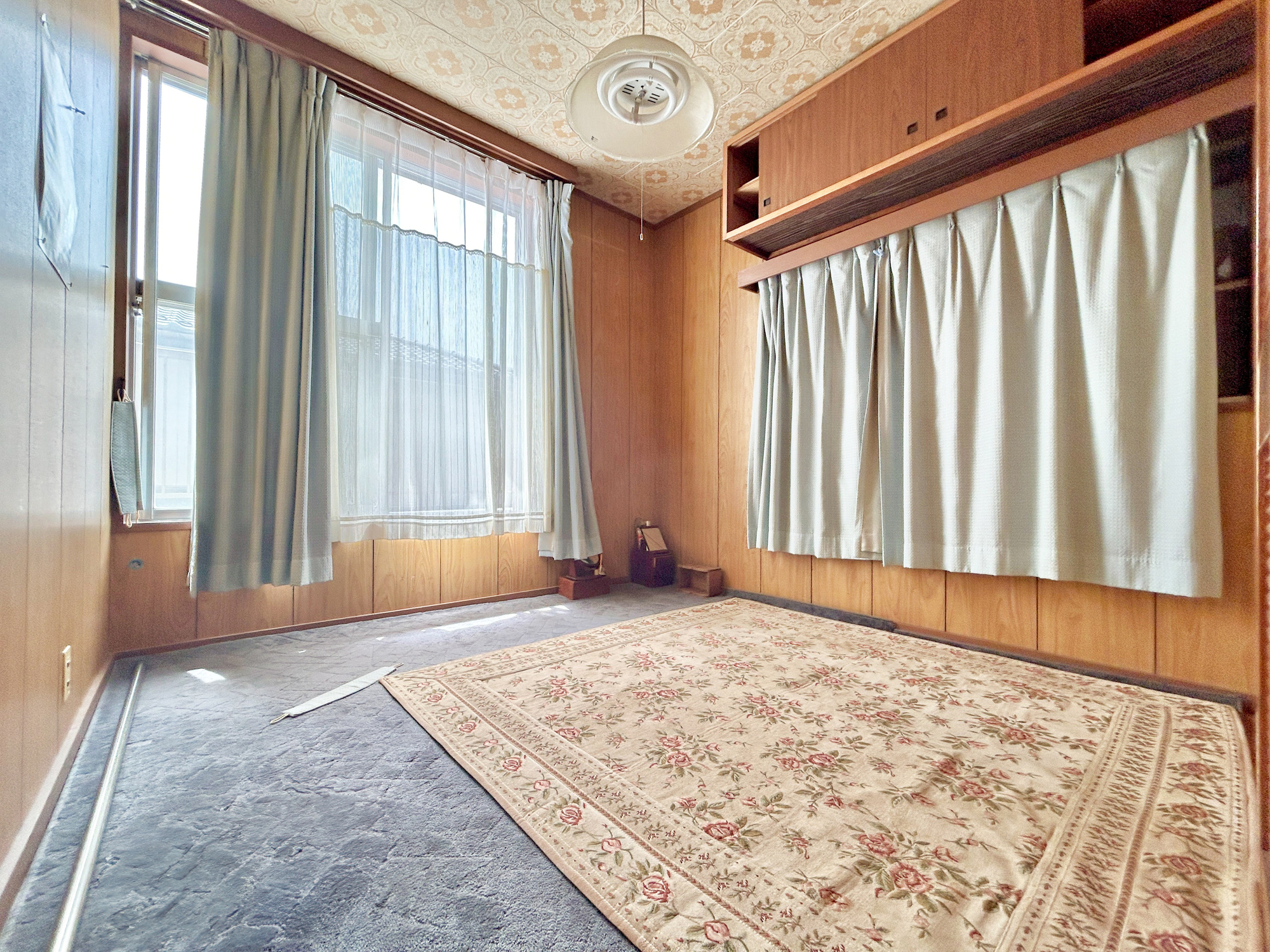 前橋市六供町３丁目　中古住宅の子供部屋|２階のお部屋は大きな窓からたっぷりと光が入る仕様に。作り付けの収納棚付きでお部屋を綺麗に保てますね♪