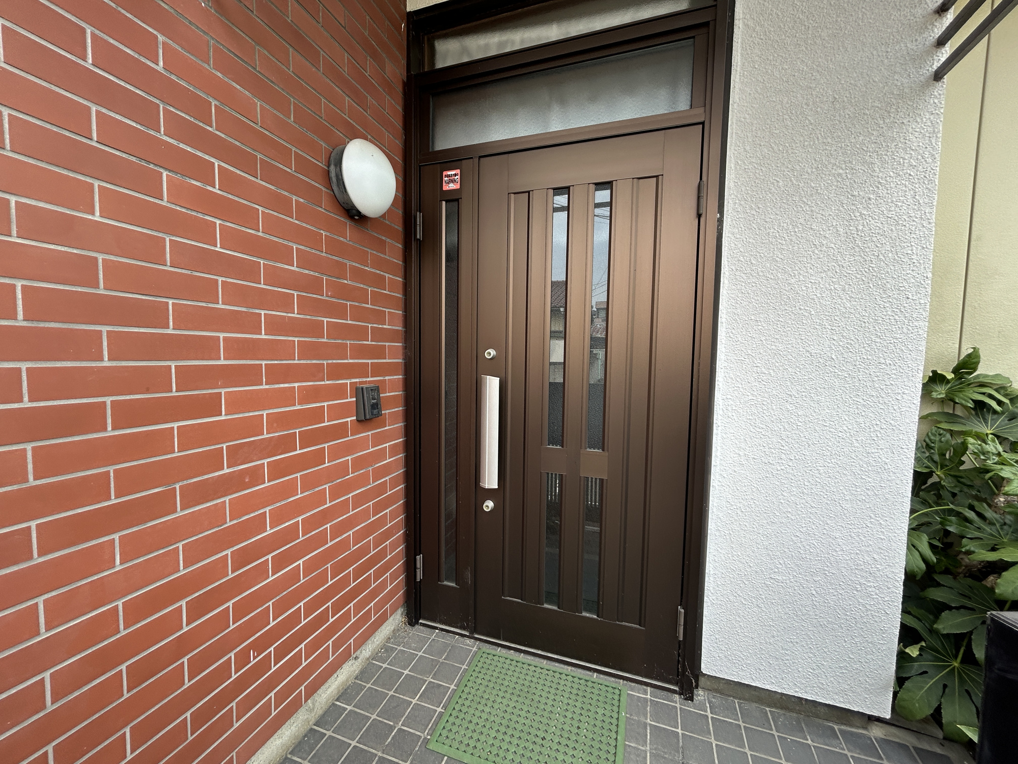 前橋市六供町３丁目　中古住宅の玄関|玄関上は屋根があるので雨の心配いらず♪