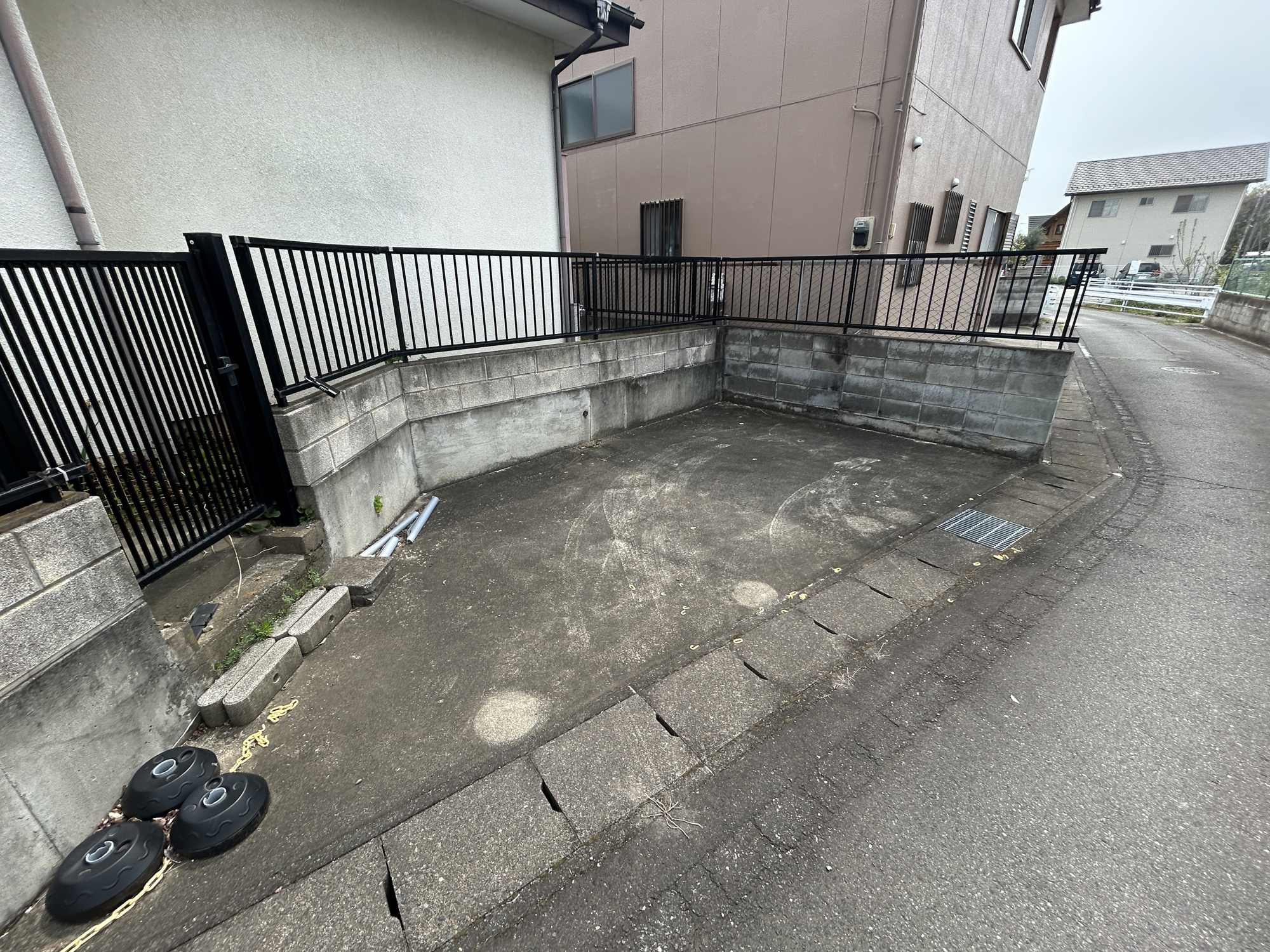 前橋市六供町３丁目　中古住宅の駐車場|１台分の駐車スペース付き♪
