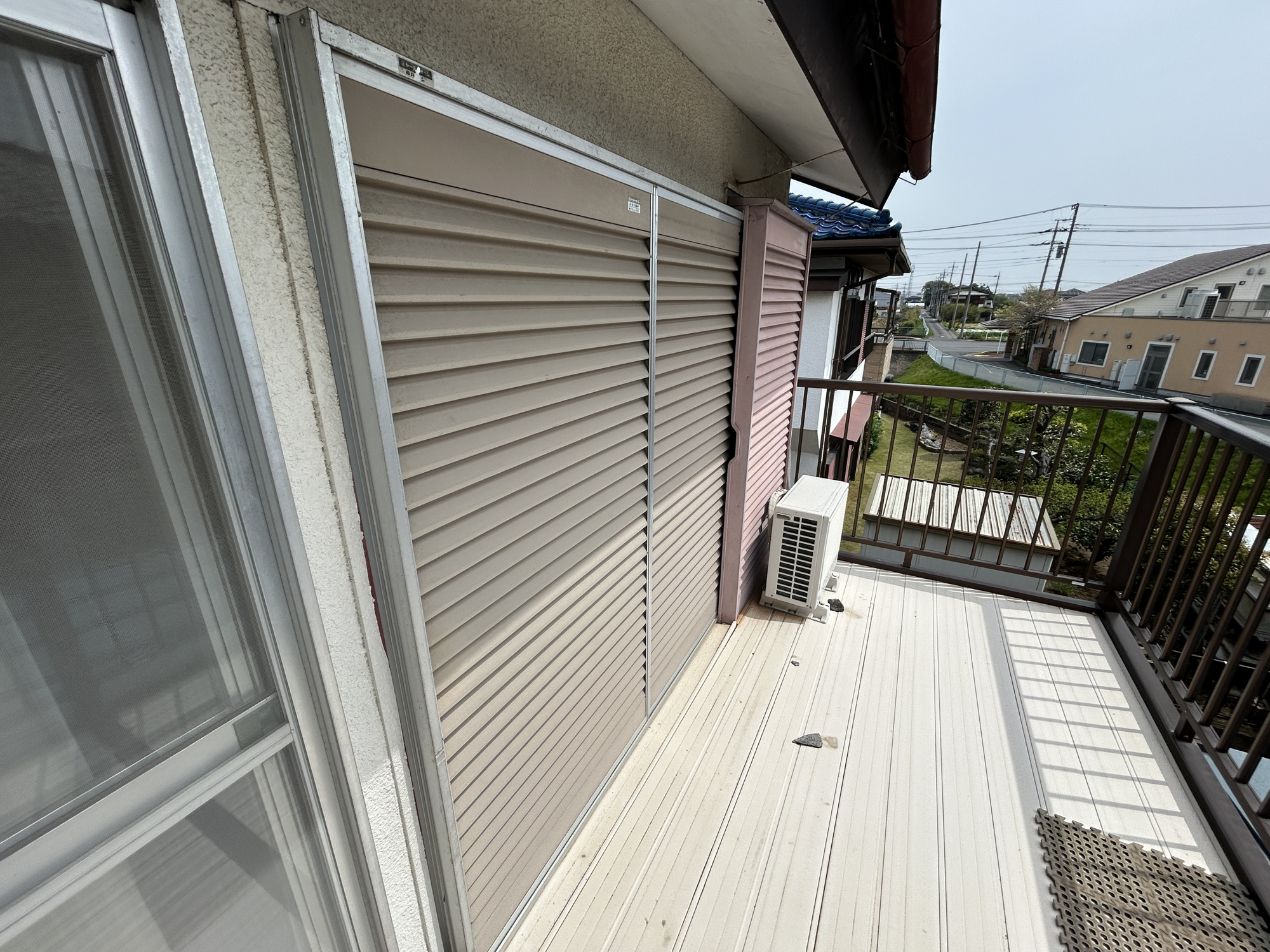 前橋市六供町３丁目　中古住宅のバルコニー|南向きで陽当りの良いバルコニーは、物干しセットを追加すれば、一度にたくさんのお洗濯物が干せるのが魅力！バルコニーは洗濯物を干すだけの場所じゃなく、家族のゆとりのある時間を演出するプライベート空間。