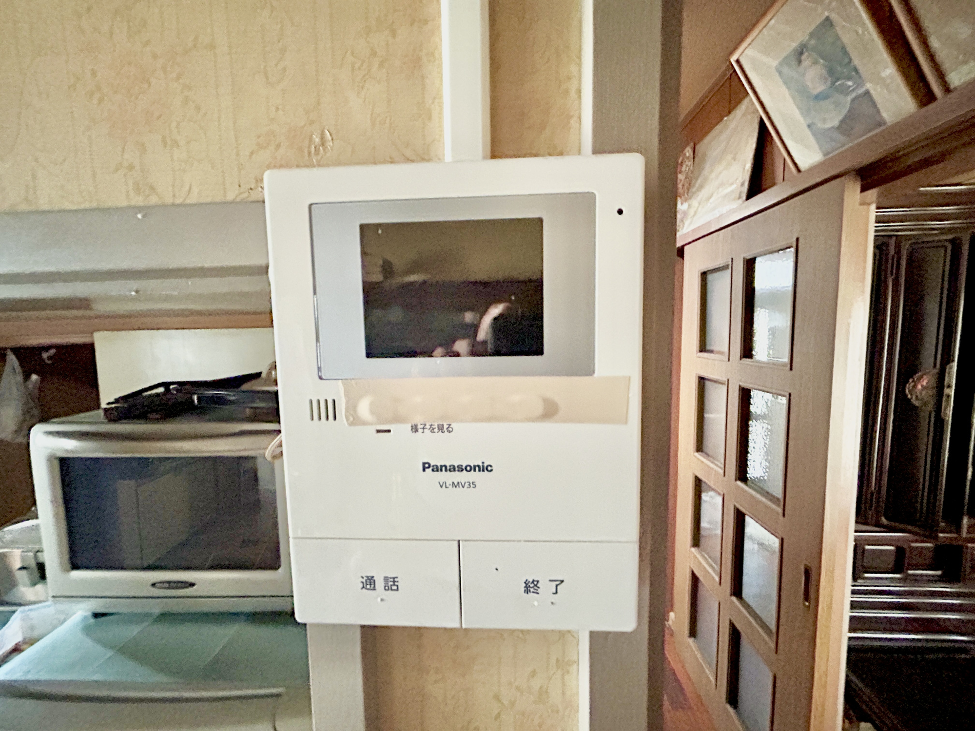 前橋市六供町３丁目　中古住宅のセキュリティ|TVモニタ付きのインターフォンには録画機能もあるので外出時誰が来たのか確認できます♪ 防犯機能も高く、今では必需品です！