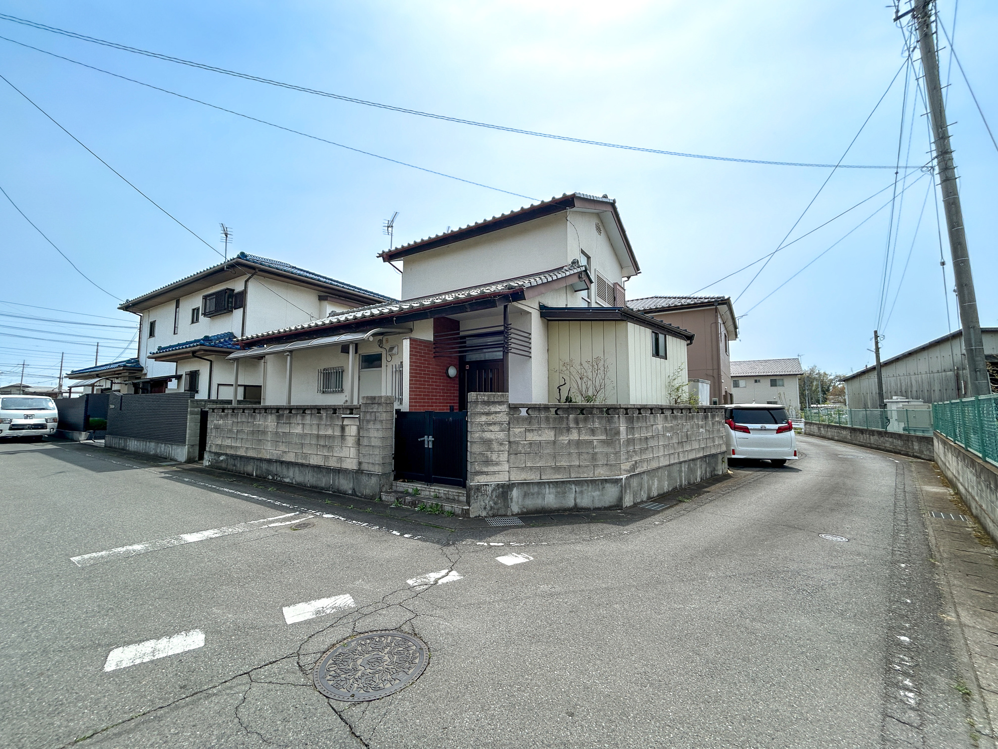 前橋市六供町３丁目　中古住宅の前面道路含む現地写真|閑静な住宅地で子育て家族にピッタリ。毎日のお散歩も快適な緑に恵まれたエリアで、自然に包まれた穏やかな暮らしを実現するための、ゆとりある住環境が整っています。

