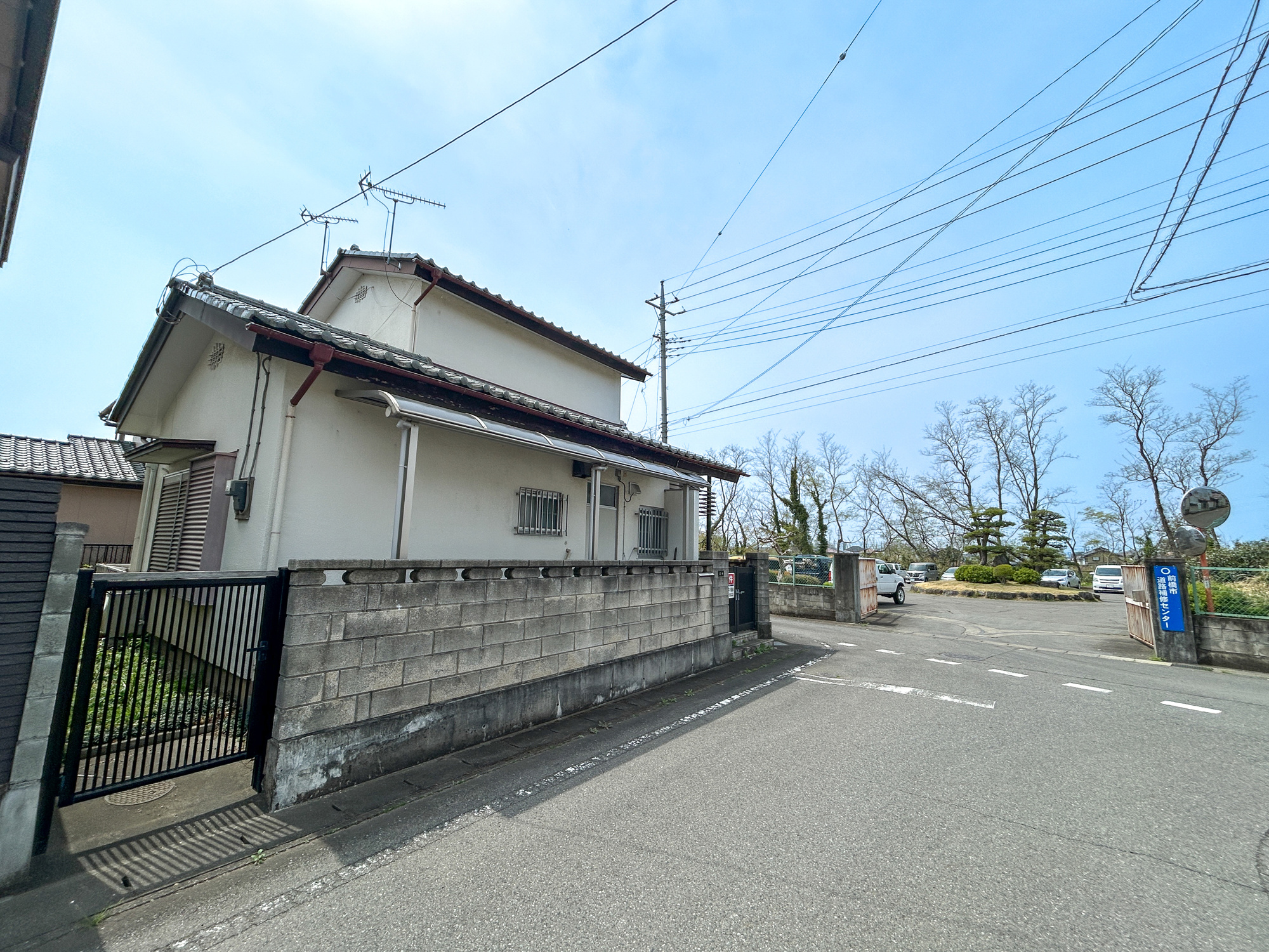 前橋市六供町３丁目　中古住宅の前面道路含む現地写真|低層の一戸建てを中心とした街並みが整然と続き、周辺は高い建物が建っていないので、採光や開放性に恵まれ、空が広く緑の多い閑静な趣を感じる環境です。

