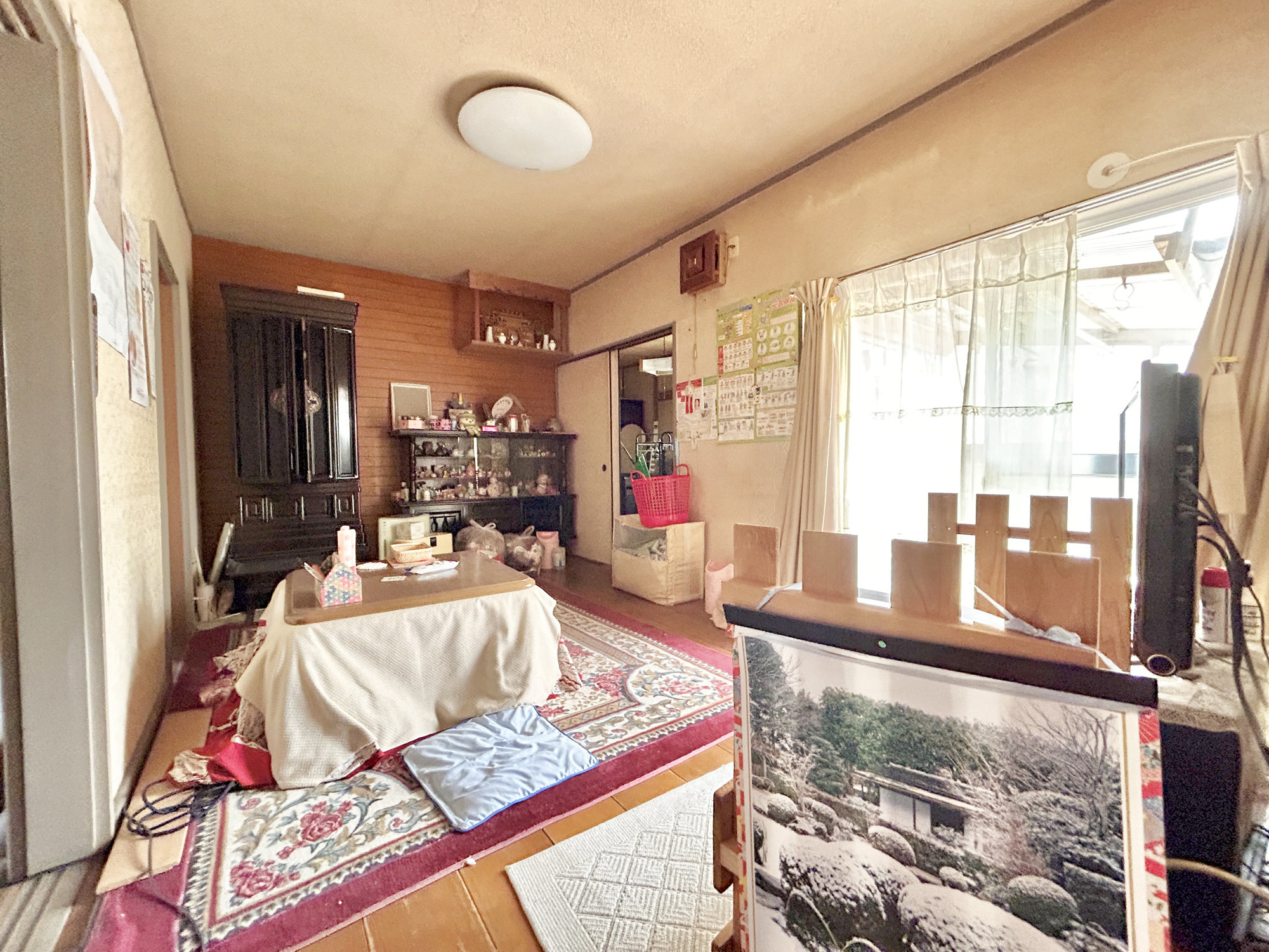 前橋市六供町３丁目　中古住宅の居間・リビング|南向きに大きく開いた窓からは、明るい陽射しが射し込みます。
爽やかな風が吹き抜ける心地良いリビングには、自然と家族が集まります。
