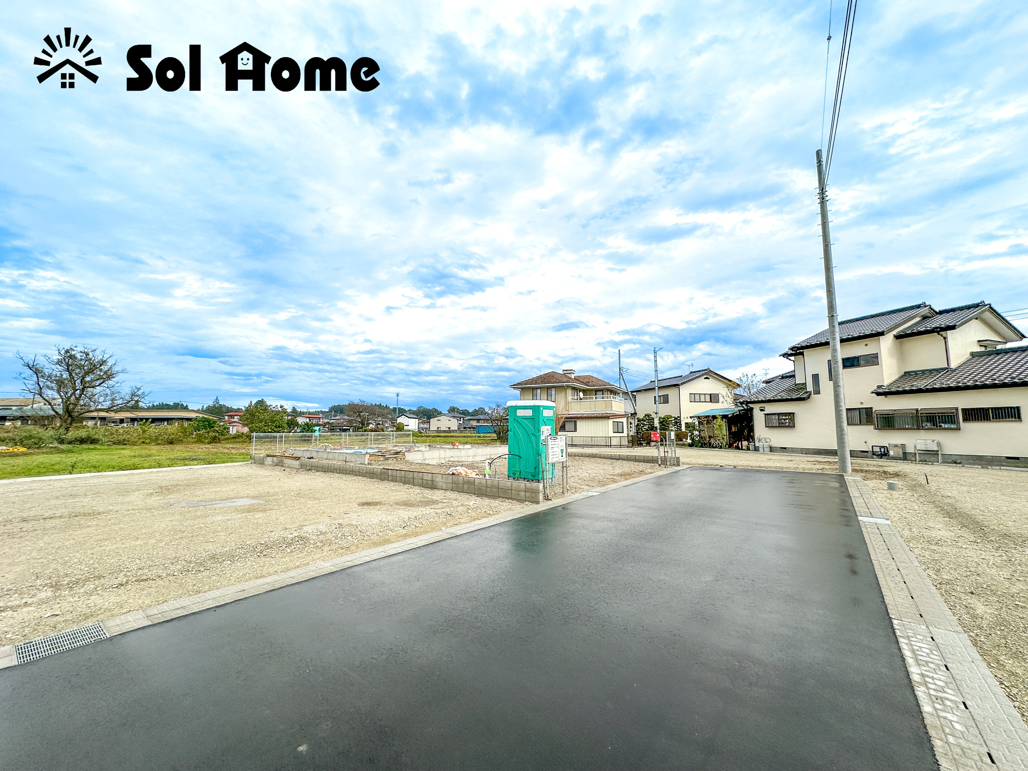 鹿沼市泉町第３　新築住宅全２棟の前面道路含む現地写真|低層の一戸建てを中心とした街並みが整然と続き、周辺は高い建物が建っていないので、採光や開放性に恵まれ、空が広く緑の多い閑静な趣を感じる環境です。