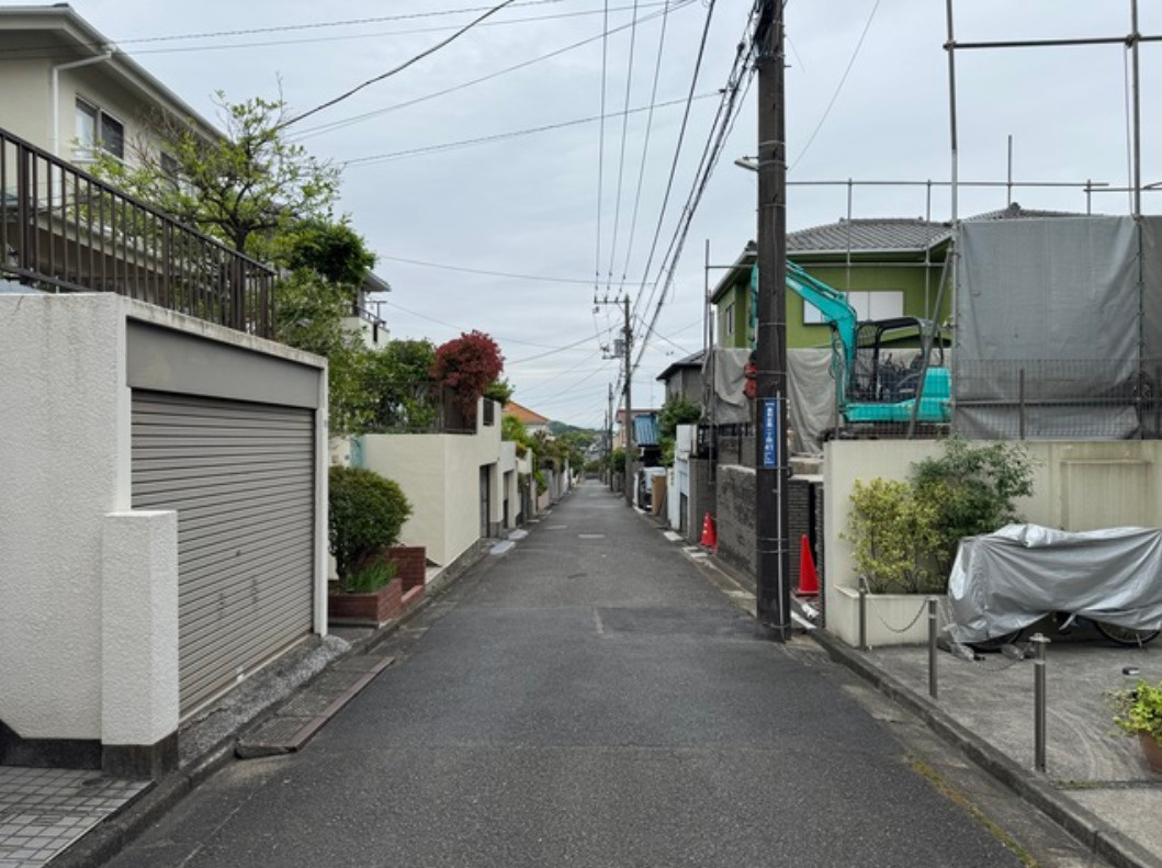 横浜市金沢区釜利谷西1丁目 新築戸建て【仲介手数料無料】カースペース3台の前面道路含む現地写真