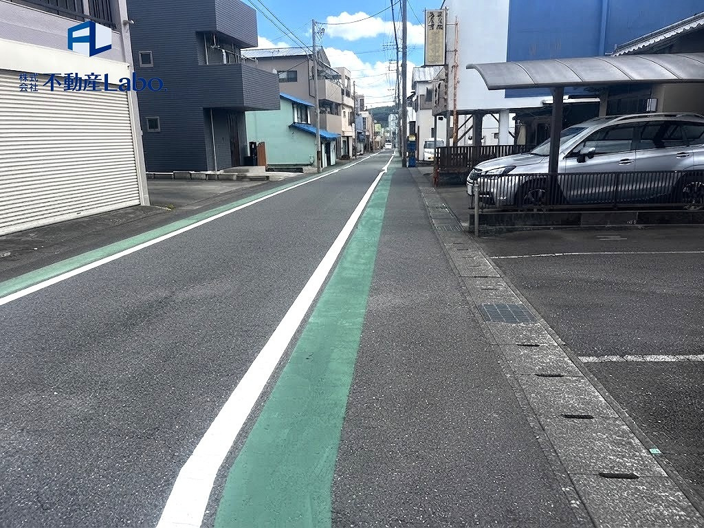 ブルーミングガーデン　富士宮市宝町　全1棟の前面道路含む現地写真|WIC、土間収納など収納スペース充実の嬉しさです♪
