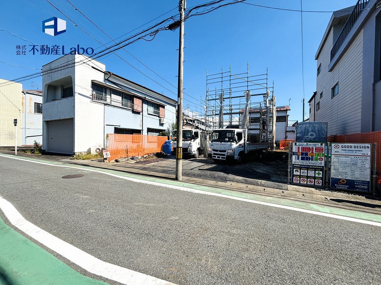 ブルーミングガーデン　富士宮市宝町　全1棟の前面道路含む現地写真|玄関には、ベビーカーやアウトドア用品などを収納するのに便利な土間収納を完備♪