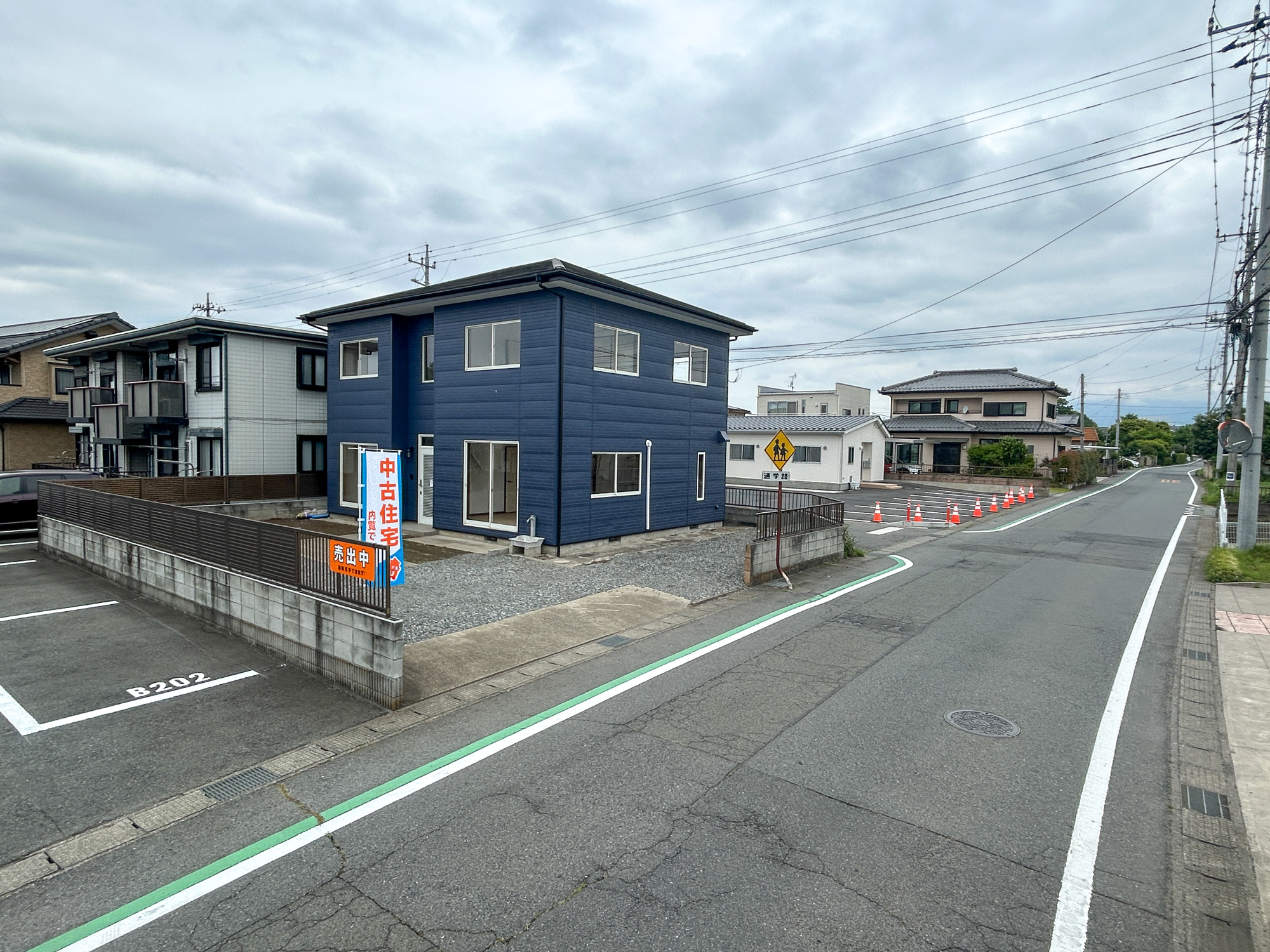 前橋市二之宮町　　　中古物件の前面道路含む現地写真|低層の一戸建てを中心とした街並みが整然と続き、周辺は高い建物が建っていないので、採光や開放性に恵まれ、空が広く緑の多い閑静な趣を感じる環境です。

