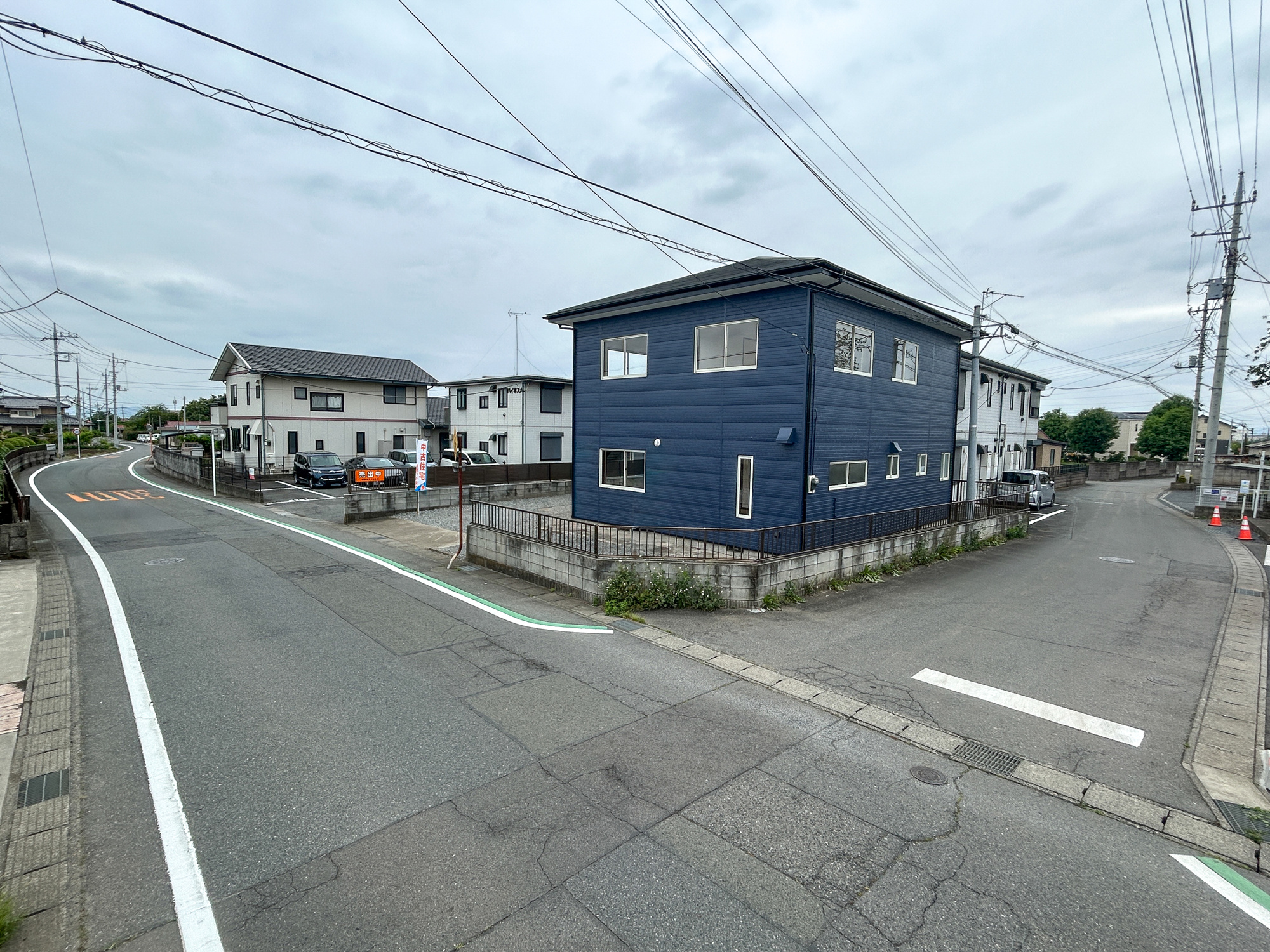 前橋市二之宮町　　　中古物件の前面道路含む現地写真|閑静な住宅地で子育て家族にピッタリ。毎日のお散歩も快適な緑に恵まれたエリアで、自然に包まれた穏やかな暮らしを実現するための、ゆとりある住環境が整っています。

