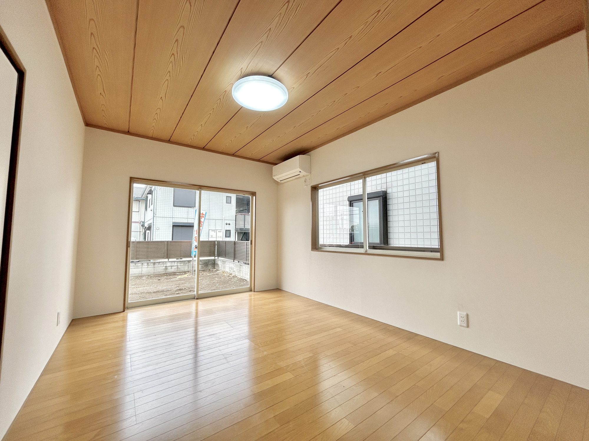 前橋市二之宮町　　　中古物件の洋室|木目のフローリングが暖かみのある室内に。明るい寝室で心地のいい朝を迎えられそう。