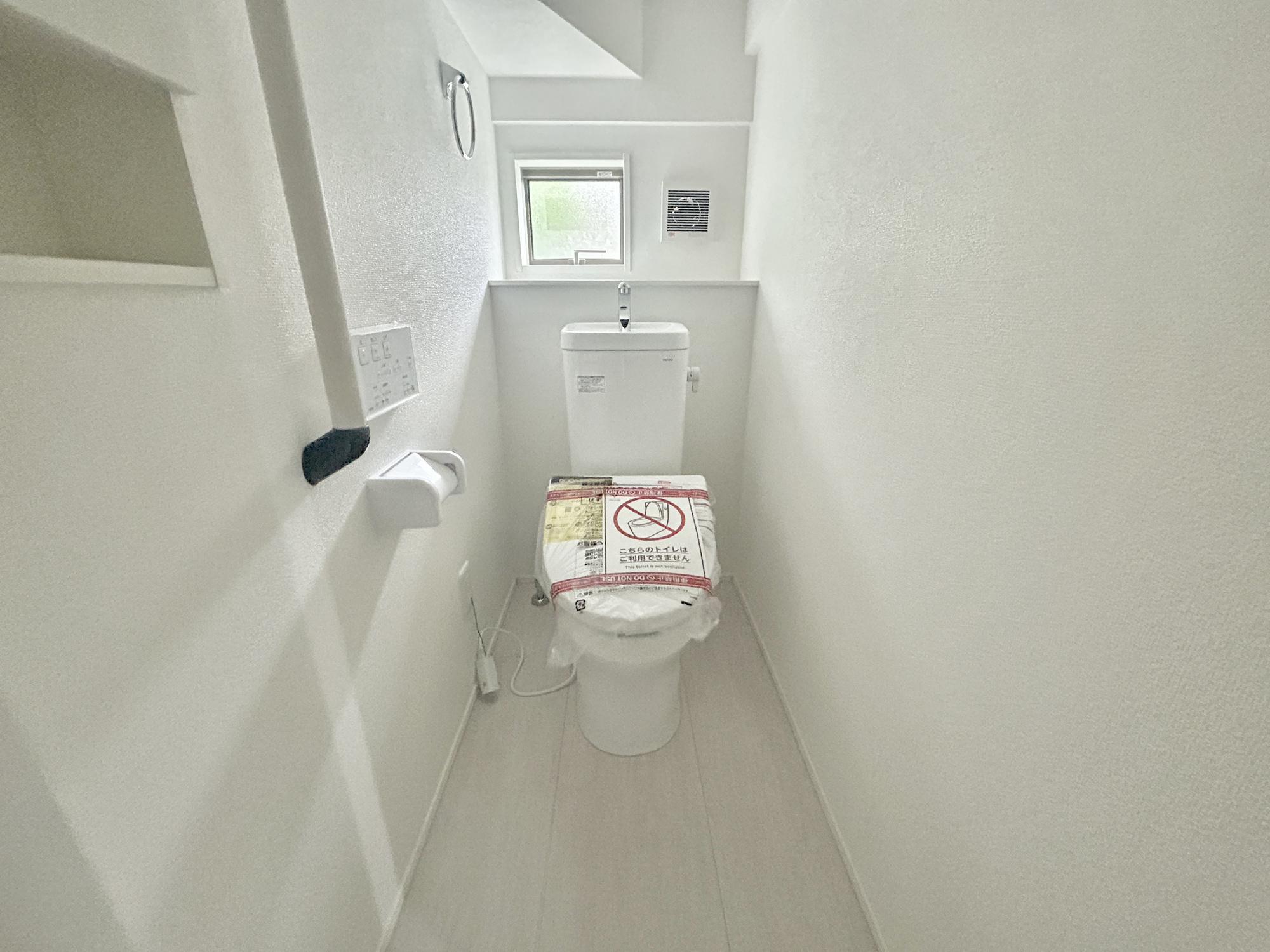 前橋市駒形町3期　新築住宅全1棟のトイレ|節水型でエコなトイレには、今では当たり前の洗浄付き。便座を温める機能もついていて、居心地良くてトイレから出られなくなるかも！換気用に換気扇はもちろん、窓も着いているので常に快適ですね♪