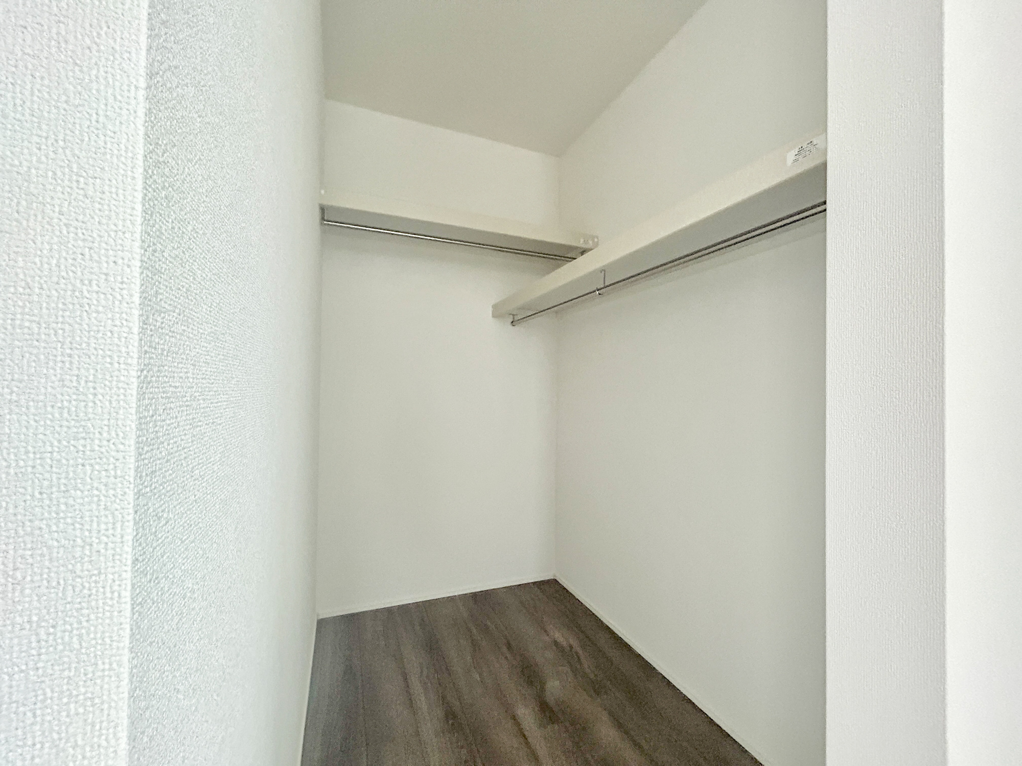 前橋市駒形町3期　新築住宅全1棟の収納|"たくさんのお洋服が入る、ウォークインクローゼット。
お洋服以外にも掃除機やスーツケースなどを一箇所に集約できるのが魅力です♪
収納ケースを置かなくていいのでお部屋の見た目にもスッキリ！"
