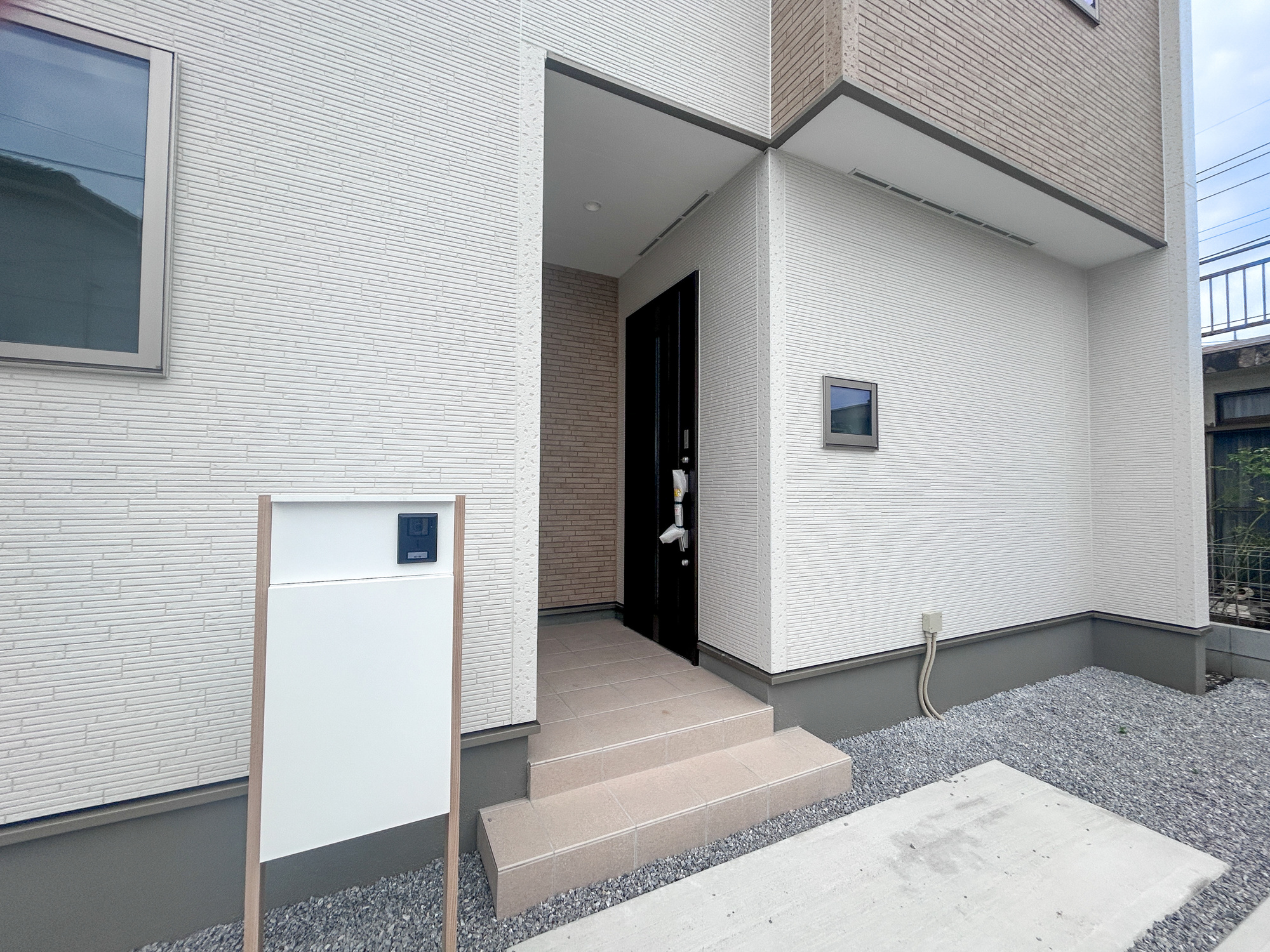 前橋市駒形町3期　新築住宅全1棟の玄関|明るく優しいイメージの玄関アプローチ。玄関上は屋根があるので雨の心配いらず♪