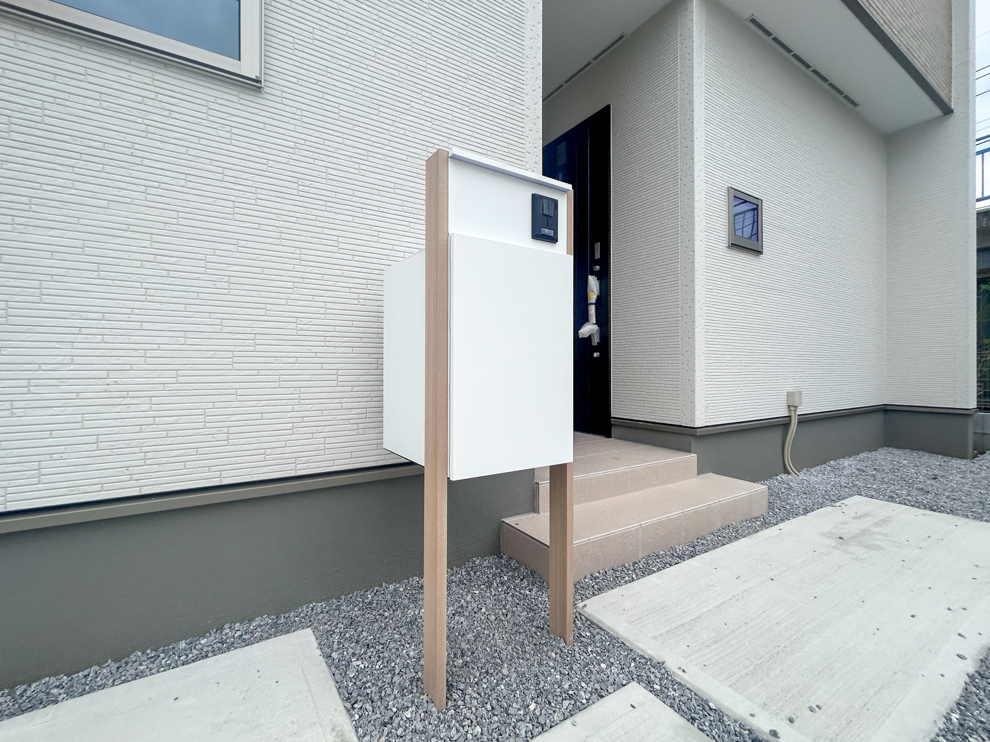 前橋市駒形町3期　新築住宅全1棟の設備|おしゃれな機能ポールにはポスト、インターフォン、表札設置可能です♪