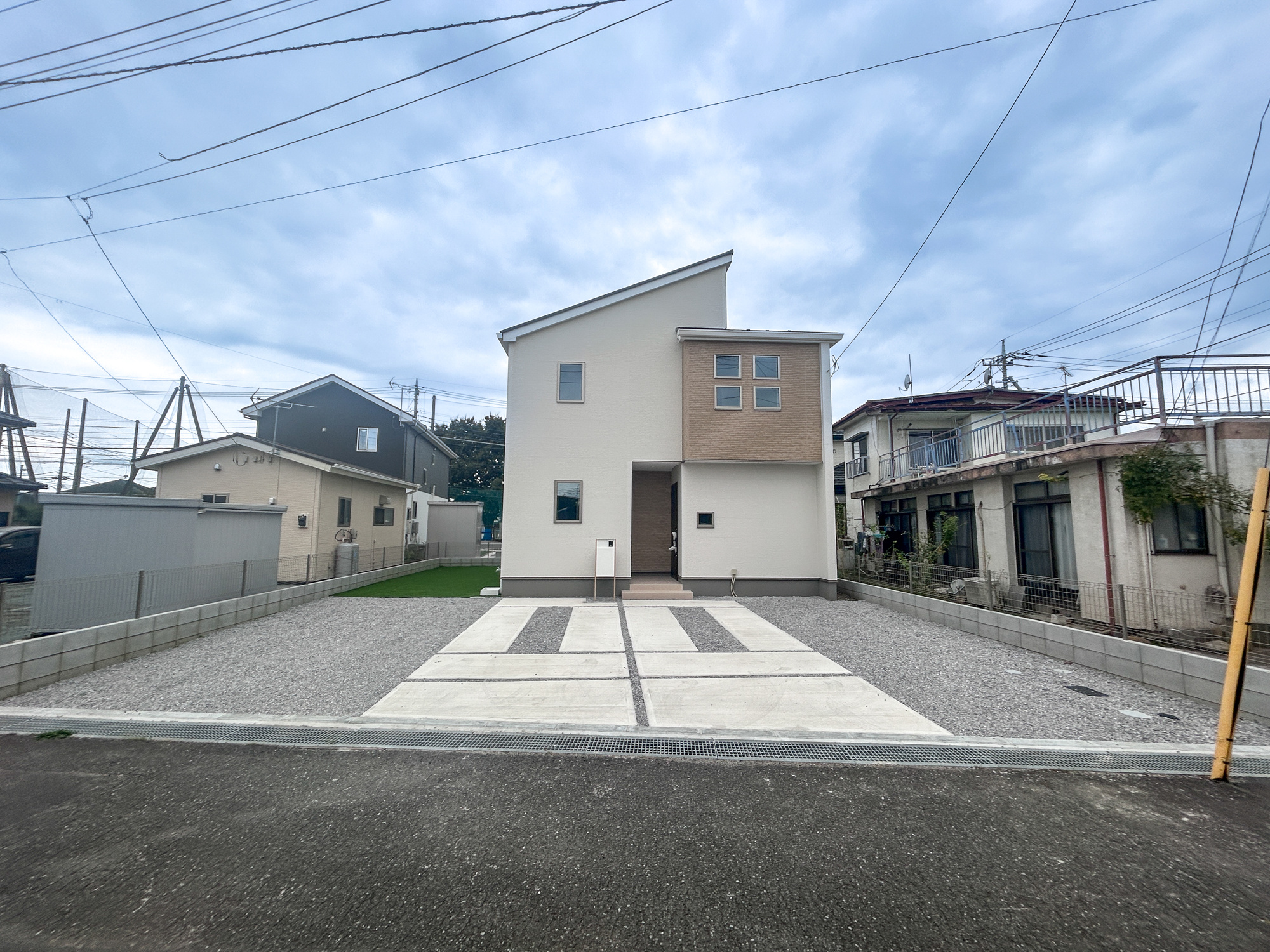 前橋市駒形町3期　新築住宅全1棟の駐車場|車庫土間施工済み、駐車4台可能です(^^♪