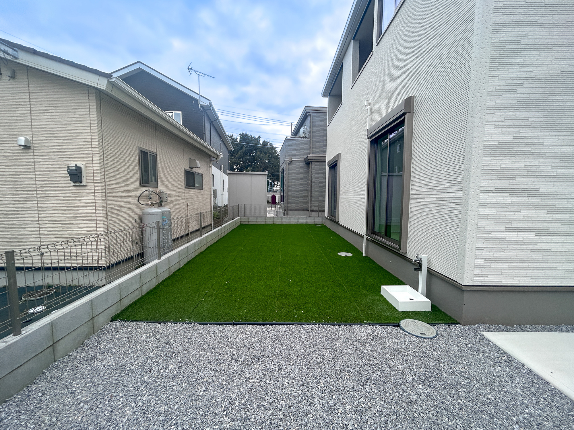 前橋市駒形町3期　新築住宅全1棟の庭|お庭には人工芝施工済みで緑の色が安らぎを感じさせます♪
