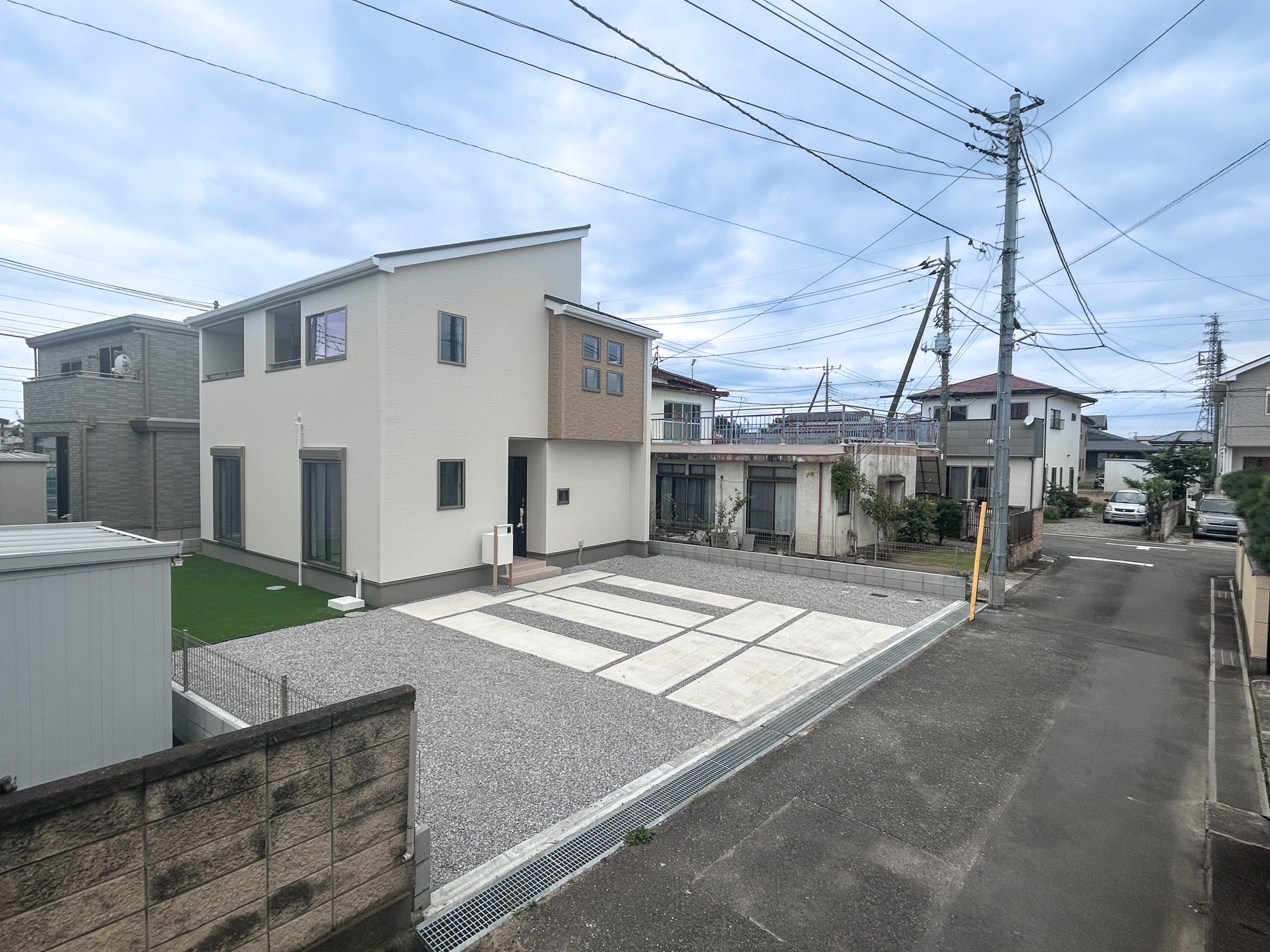 前橋市駒形町3期　新築住宅全1棟の前面道路含む現地写真|低層の一戸建てを中心とした街並みが整然と続き、周辺は高い建物が建っていないので、採光や開放性に恵まれ、空が広く緑の多い閑静な趣を感じる環境です。

