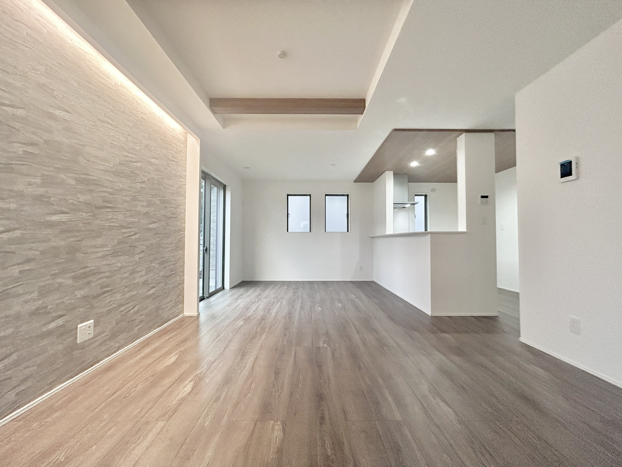 前橋市駒形町3期　新築住宅全1棟の居間・リビング|室内にいても、たっぷりの陽光と爽やかな風を感じて頂ける、開放感あふれるリビングです。
ご家族と穏やかに過ごす、心地の良い時間が流れます。
