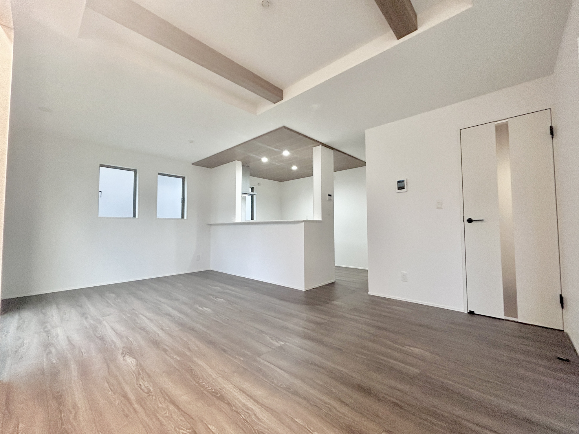 前橋市駒形町3期　新築住宅全1棟の居間・リビング|オープンな空間を生み出す、こだわりの広がりとゆとり。家族と過ごす時間を大切にしたい方にぴったりの明るくゆとりある住空間です。南側の窓からの日差しがリビングの隅々までしっかりと届きます！ 