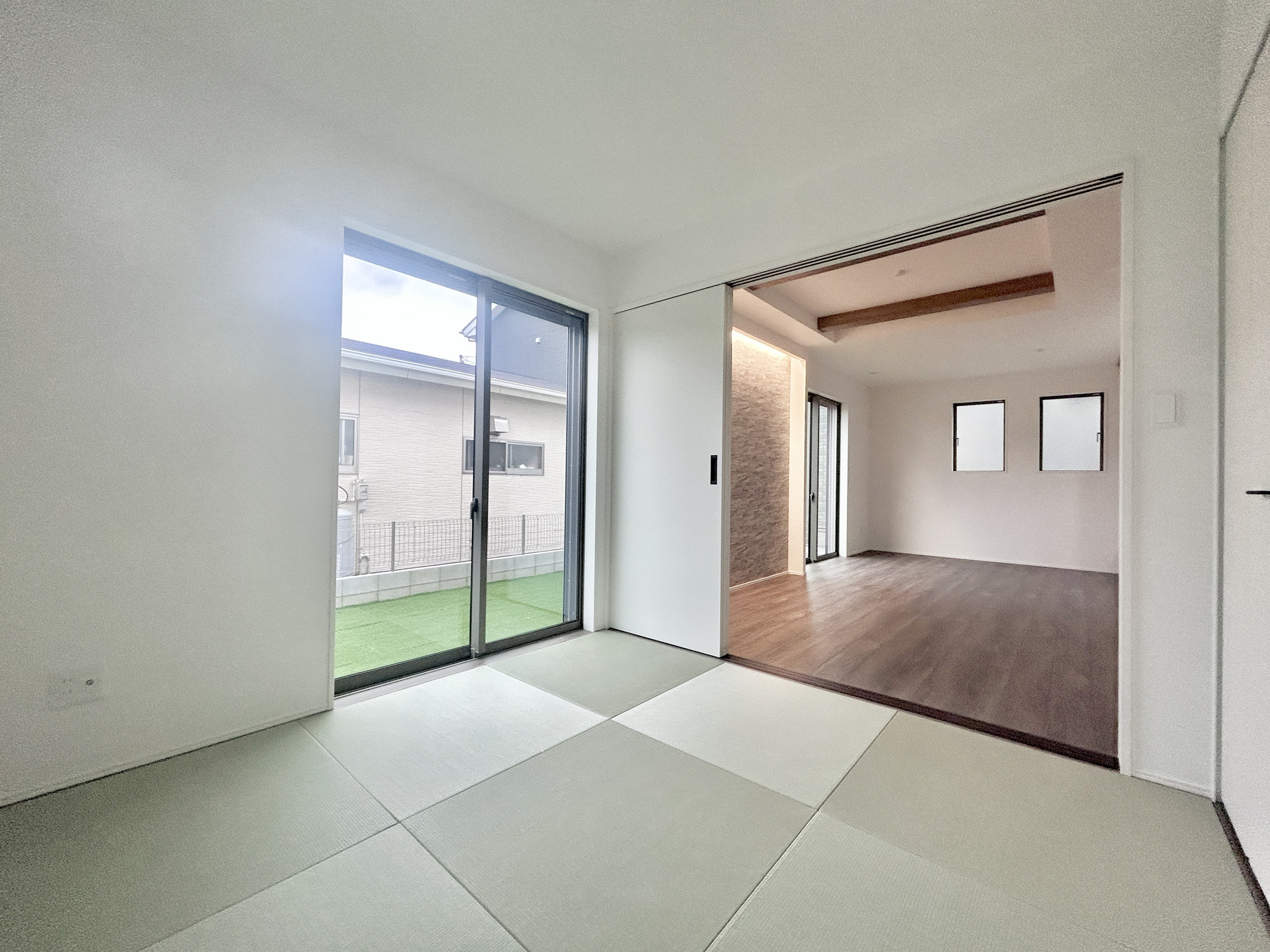 前橋市駒形町3期　新築住宅全1棟の和室|大きな窓からたっぷりの日差しが降り注ぐ明るい室内です。おしゃれな畳もアクセントになっています♪