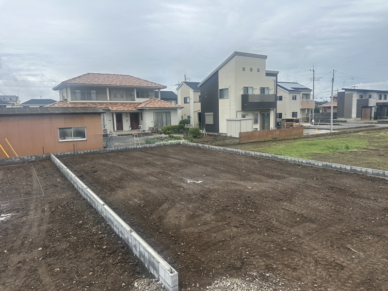 【千代田町舞木全3区画　3号棟　現地写真】
西側公道接道です。お車の出入りは南側の協定道路から行えます。有効宅地面積は61坪あります。