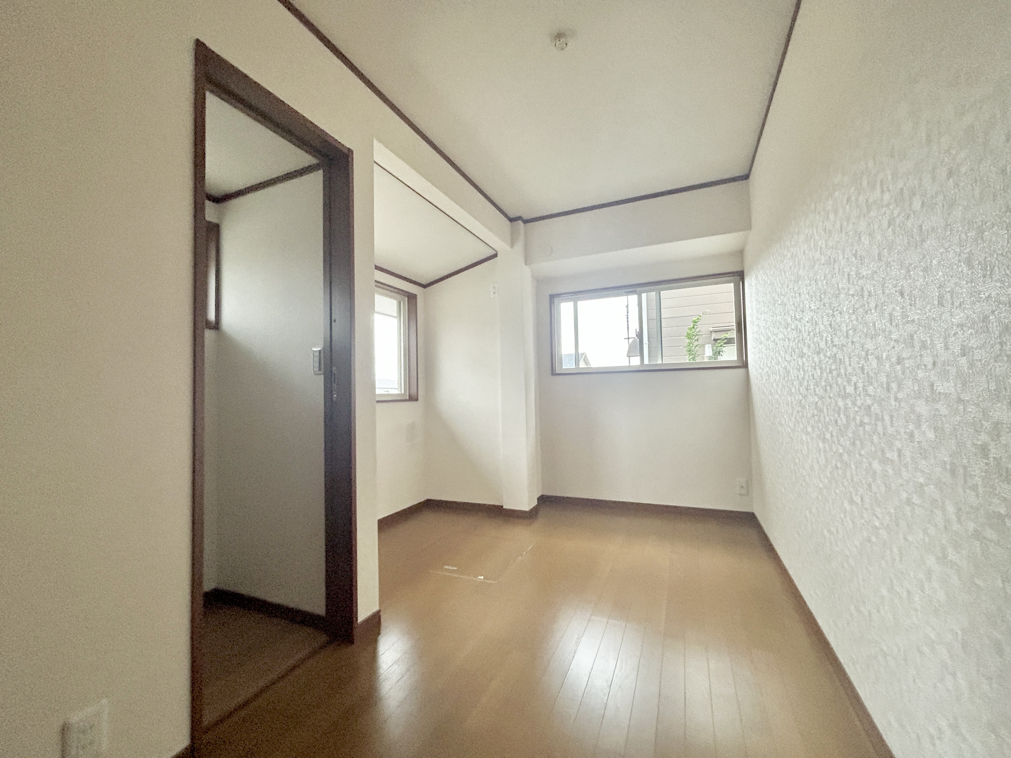 高崎市棟高町1期　中古住宅の洋室|木目のフローリングが暖かみのある室内に。明るい寝室で心地のいい朝を迎えられそう。