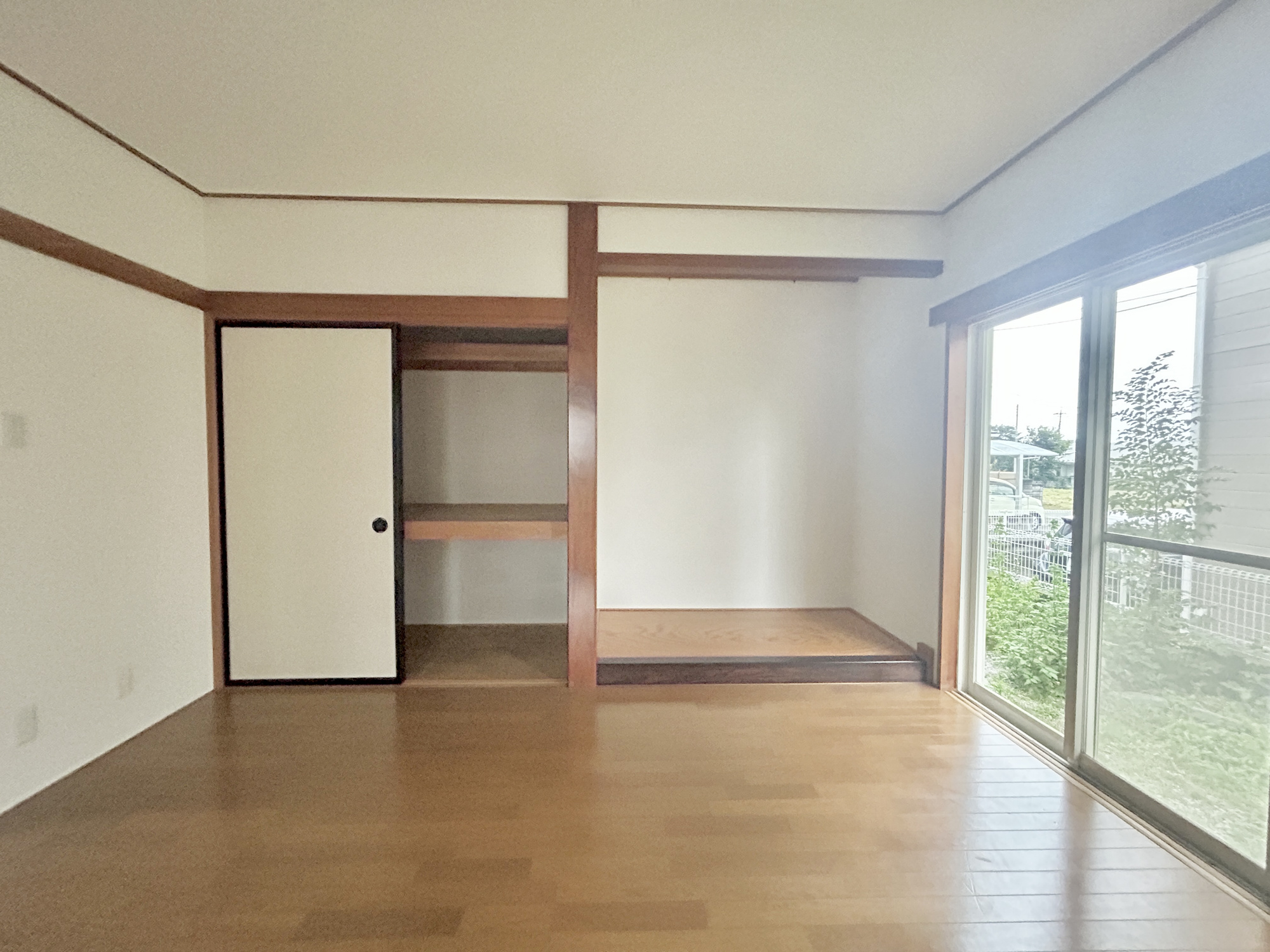 高崎市棟高町1期　中古住宅の収納|1階洋室には収納スペースがあり、季節モノや来客用のお布団など、お子様のおもちゃなども収納でき、お部屋にスペースが生まれます。引違い戸でデッドスペースなし！