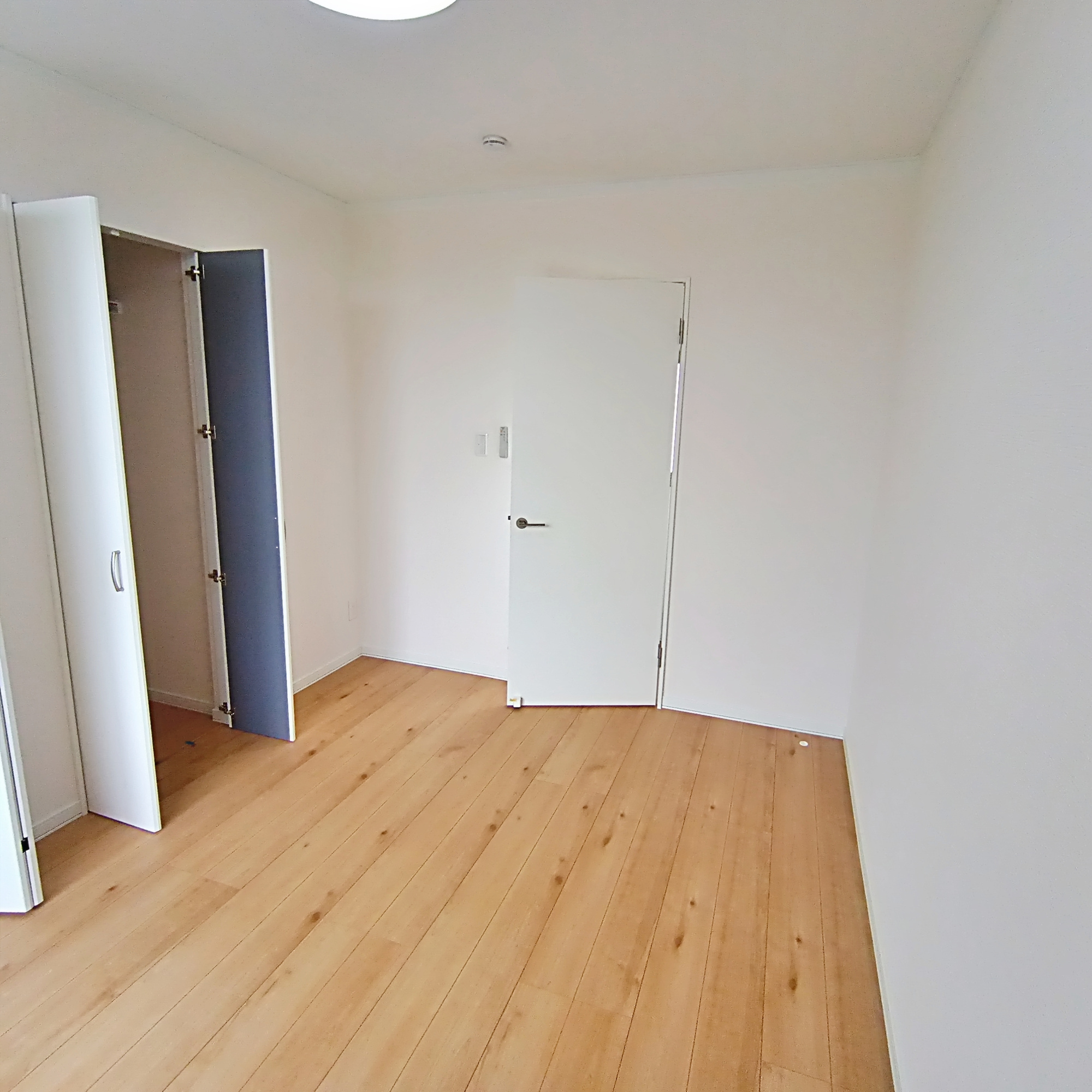室蘭市白鳥台5丁目32-8　中古住宅の洋室