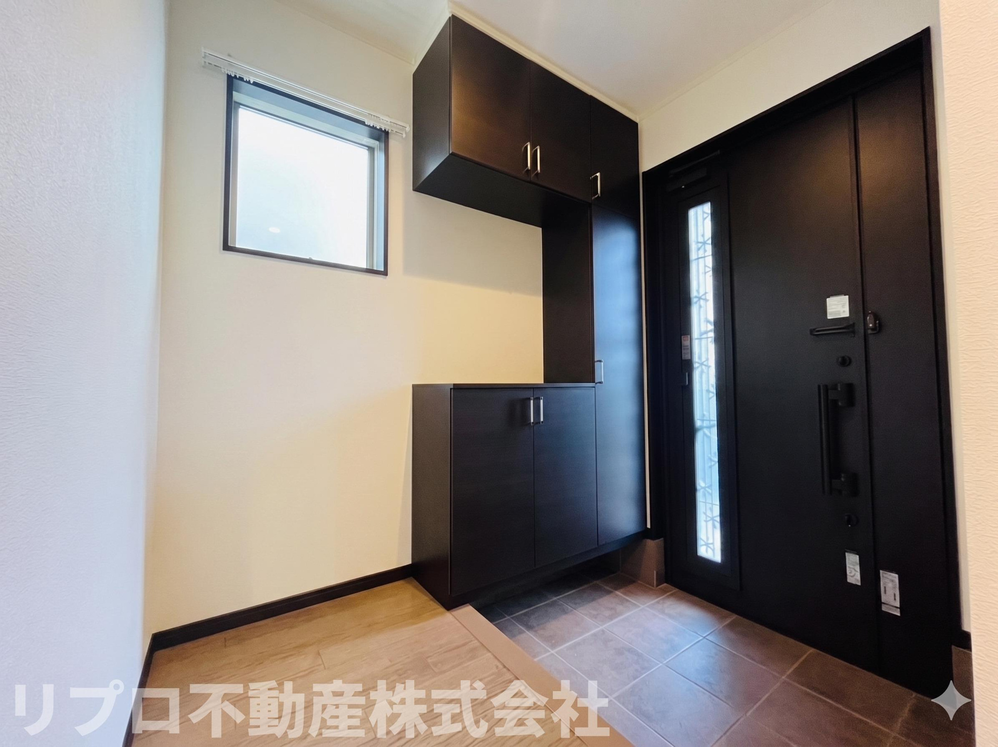 柏市小青田4丁目戸建の玄関|大容量シューズボックスを備えたシックで清潔感のある玄関♪