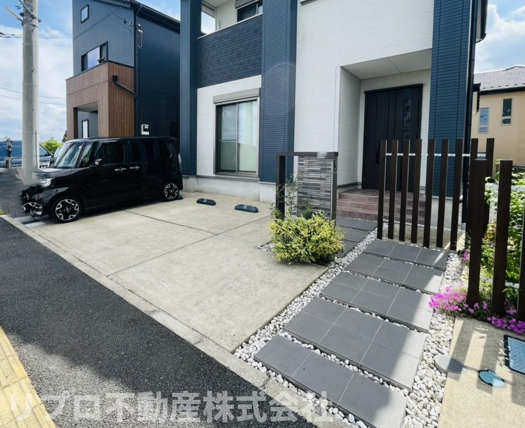 柏市小青田4丁目戸建の駐車場|駐車スペースは２台分あります♪（車種による）