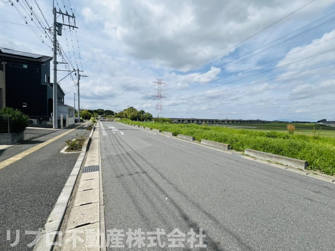 柏市小青田4丁目戸建の前面道路含む現地写真|気持ちの良い景色が広がる前面道路♪幅員が約９．０mあり車の出し入れもスムーズ！