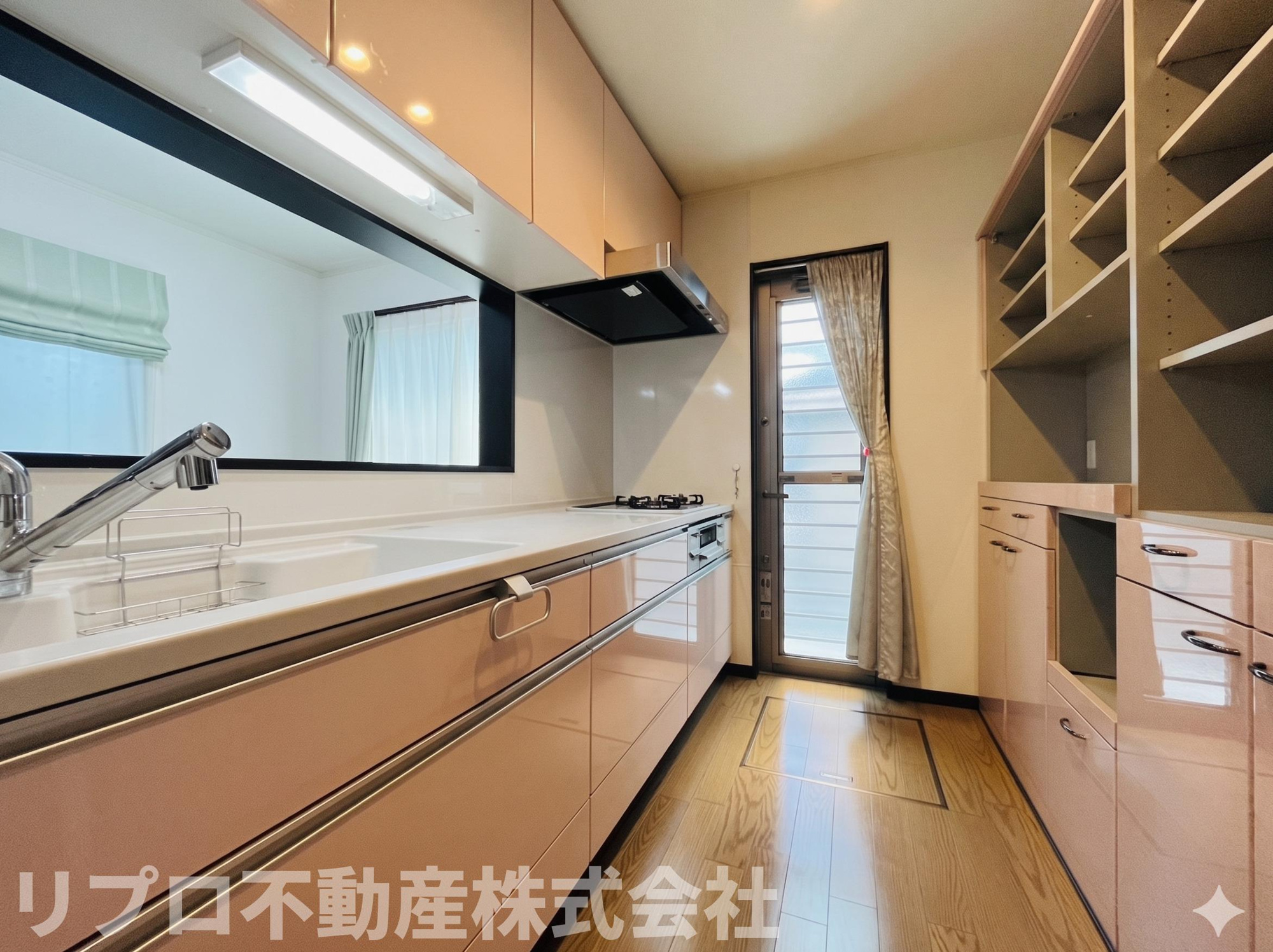 柏市小青田4丁目戸建のキッチン|勝手口付きで換気もしやすく、家事動線にも配慮した使いやすいキッチンです♪