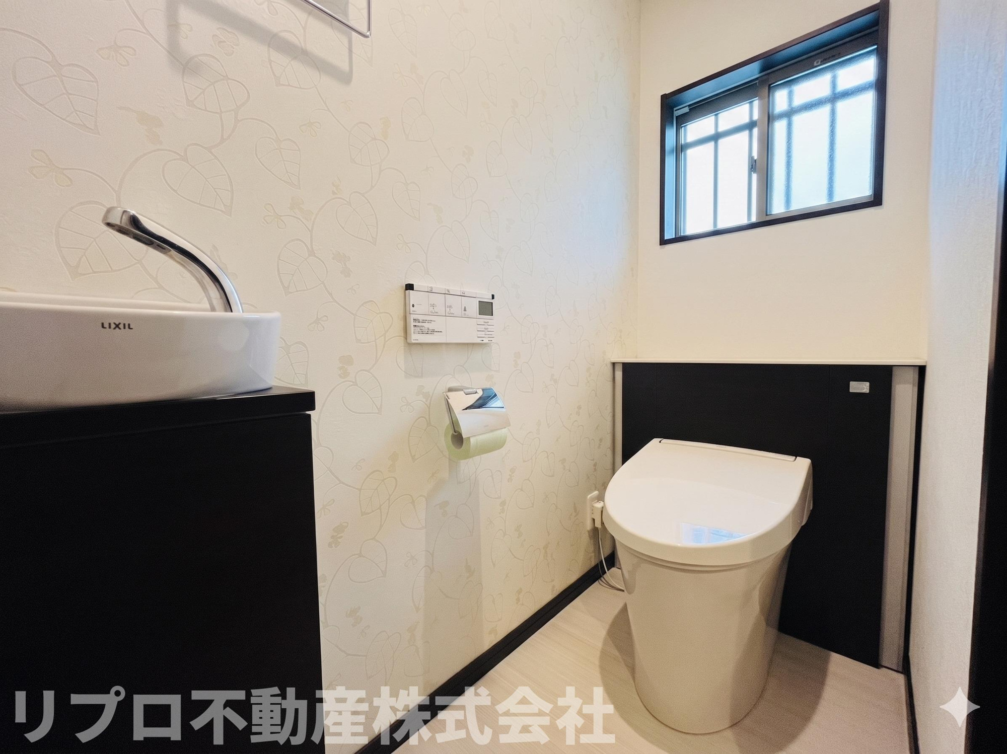柏市小青田4丁目戸建のトイレ|トイレはコーナーに手洗いボウル付きです！