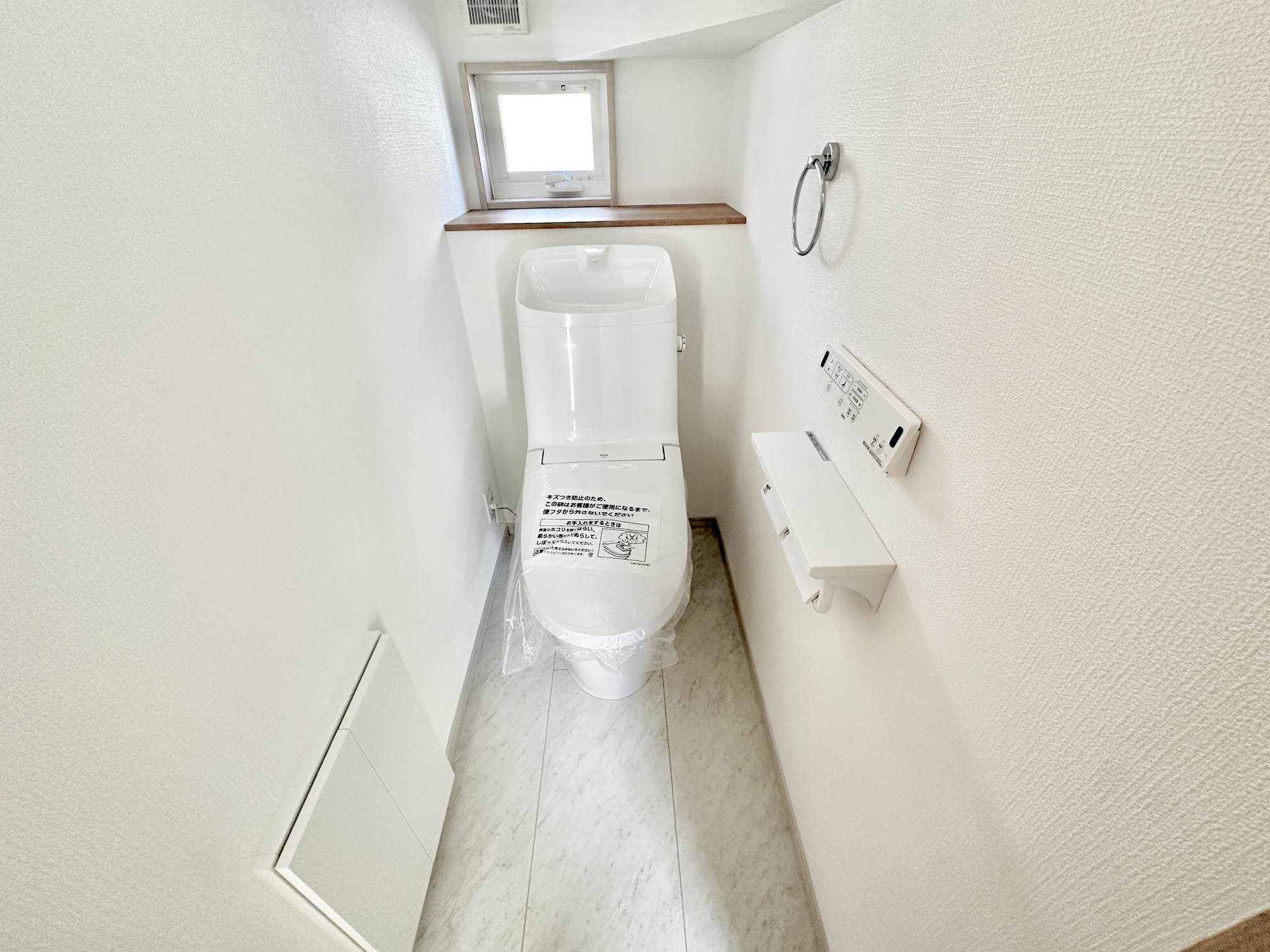 宇都宮市野沢町の新築一戸建のトイレ|節水型でエコなトイレには、今では当たり前の洗浄付き。便座を温める機能もついていて、居心地良くてトイレから出られなくなるかも！換気用に換気扇はもちろん、窓も着いているので常に快適ですね♪