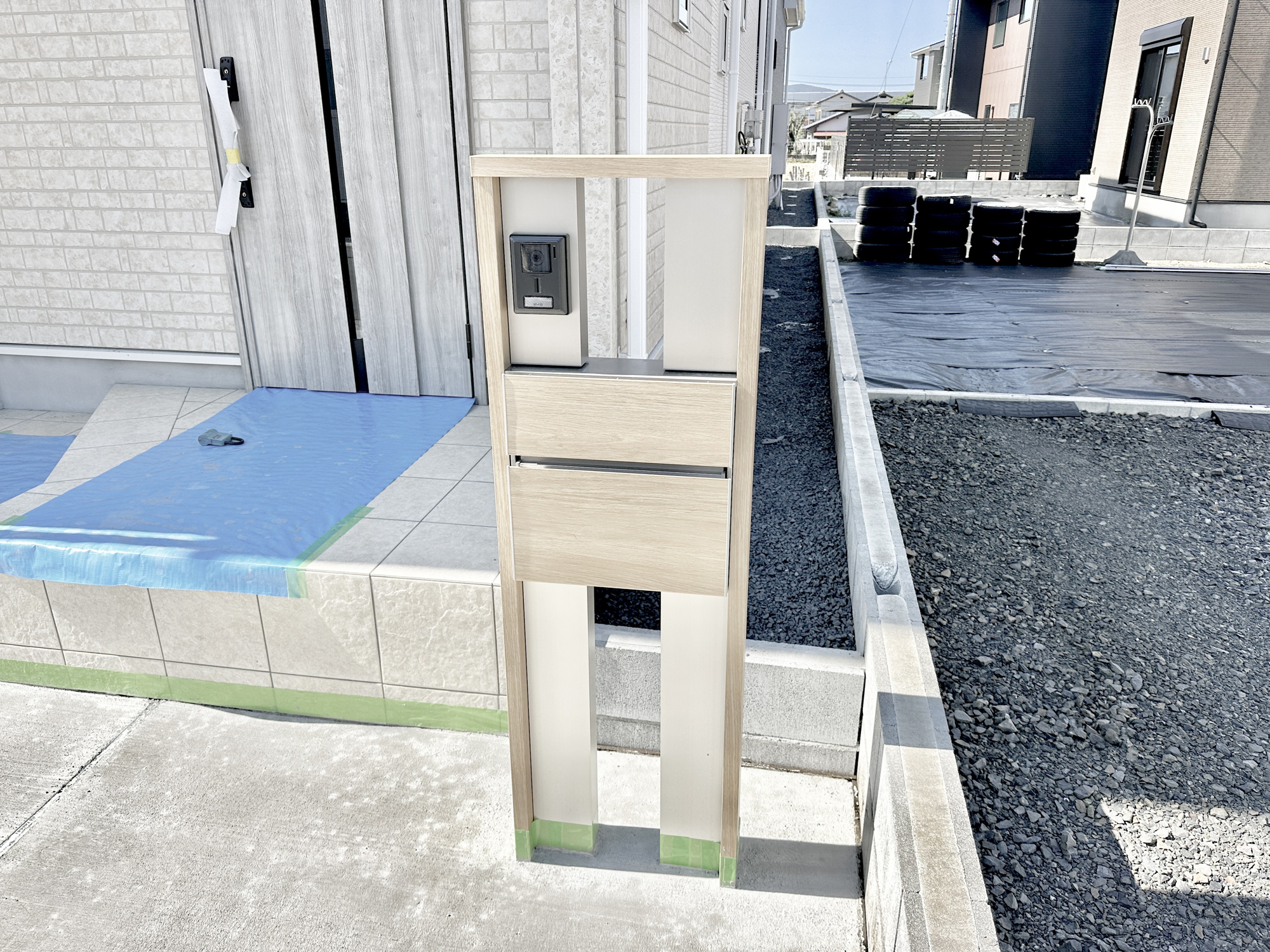宇都宮市野沢町の新築一戸建の設備|おしゃれな機能ポールにはポスト、インターフォン、表札設置可能です♪