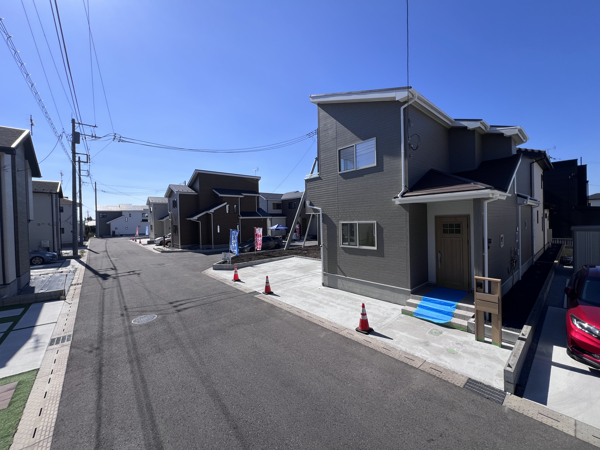 宇都宮市野沢町の新築一戸建の前面道路含む現地写真|閑静な住宅地で子育て家族にピッタリ。毎日のお散歩も快適な緑に恵まれたエリアで、自然に包まれた穏やかな暮らしを実現するための、ゆとりある住環境が整っています。