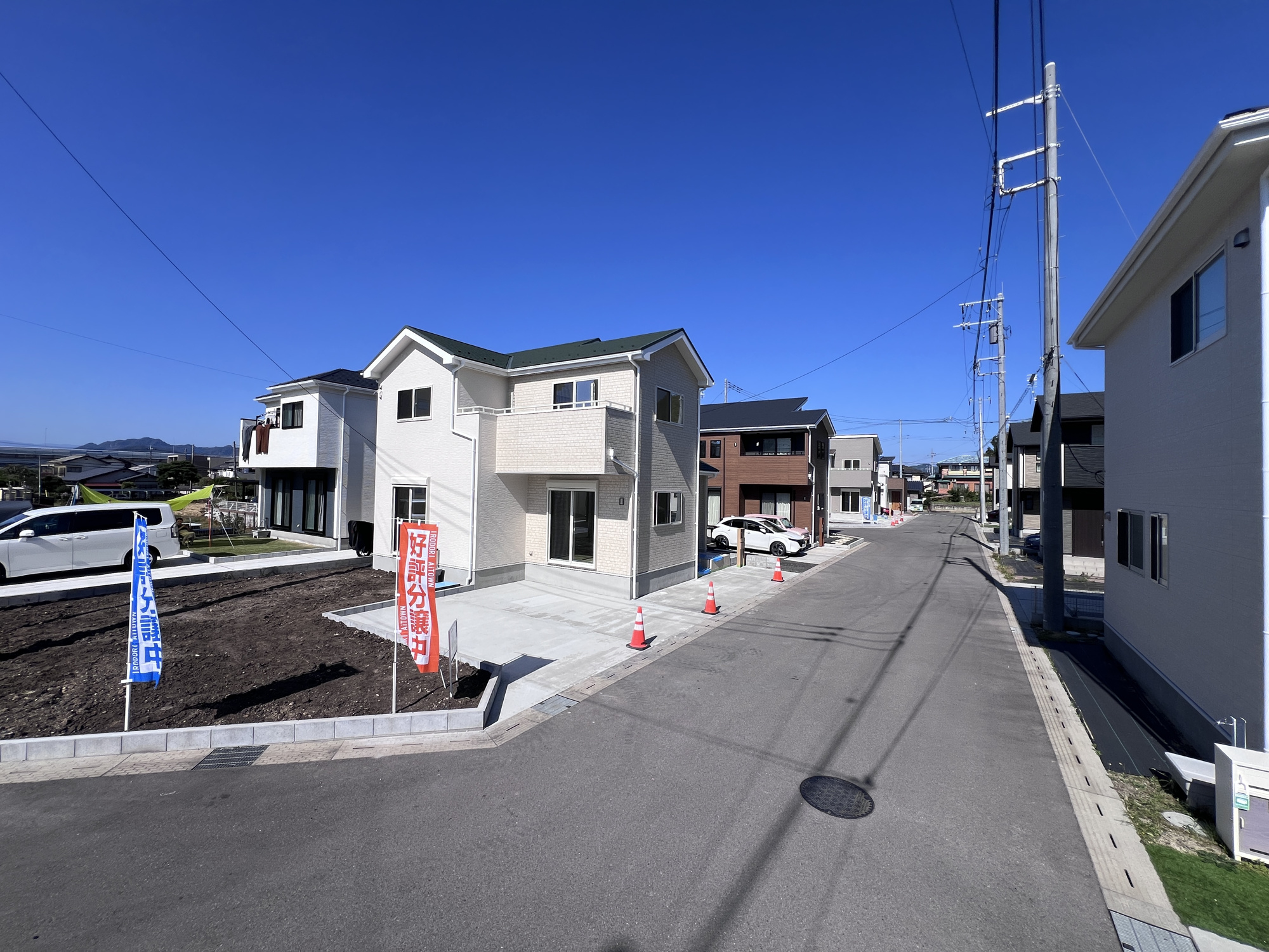 宇都宮市野沢町の新築一戸建の前面道路含む現地写真|低層の一戸建てを中心とした街並みが整然と続き、周辺は高い建物が建っていないので、採光や開放性に恵まれ、空が広く緑の多い閑静な趣を感じる環境です。