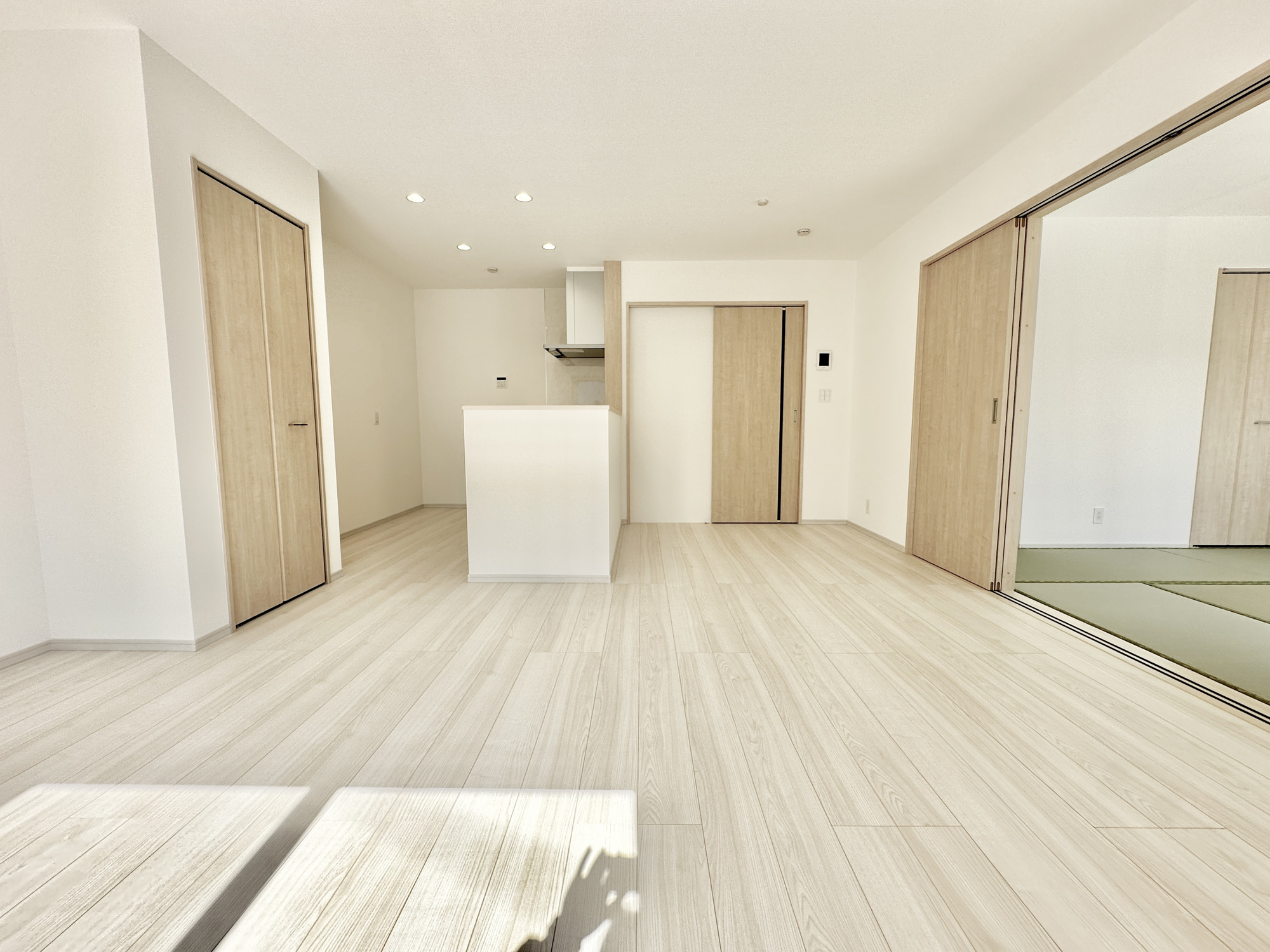 宇都宮市野沢町の新築一戸建の居間・リビング|南向きに大きく開いた窓からは、明るい陽射しが射し込みます。
爽やかな風が吹き抜ける心地良いリビングには、自然と家族が集まります。