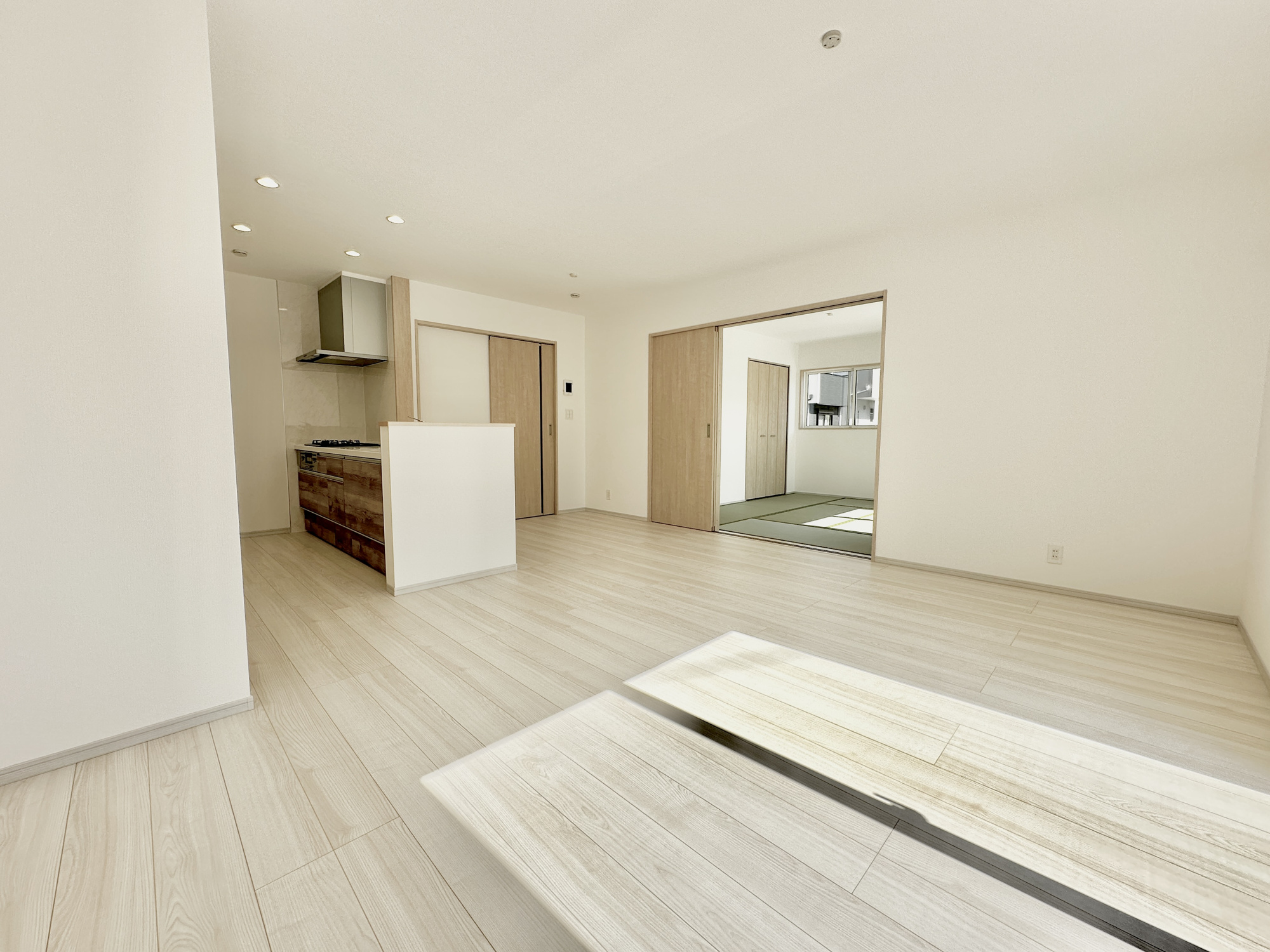 宇都宮市野沢町の新築一戸建の居間・リビング|室内にいても、たっぷりの陽光と爽やかな風を感じて頂ける、開放感あふれるリビングです。
ご家族と穏やかに過ごす、心地の良い時間が流れます。