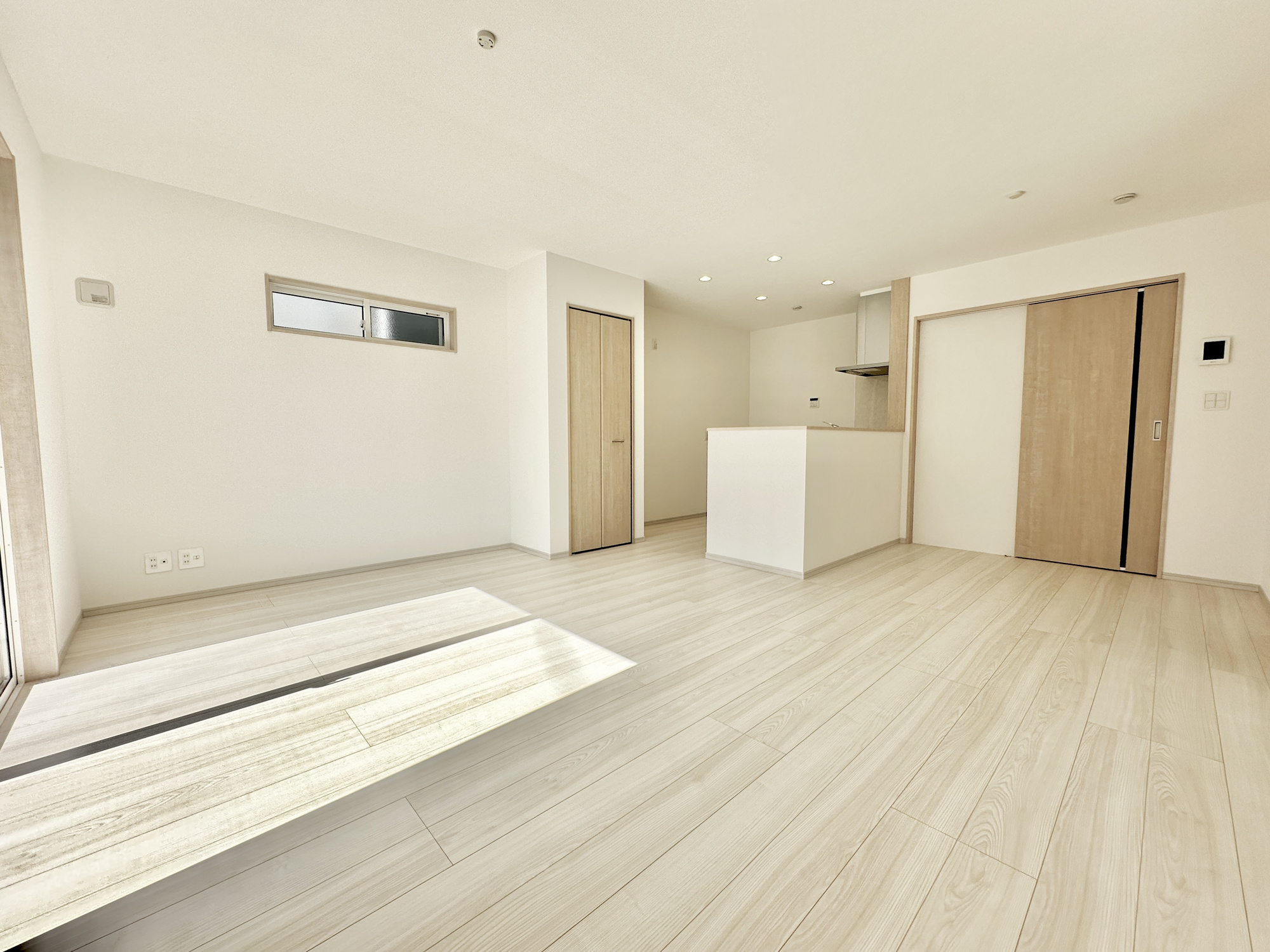 宇都宮市野沢町の新築一戸建の居間・リビング|オープンな空間を生み出す、こだわりの広がりとゆとり。家族と過ごす時間を大切にしたい方にぴったりの明るくゆとりある住空間です。南側の窓からの日差しがリビングの隅々までしっかりと届きます！ 