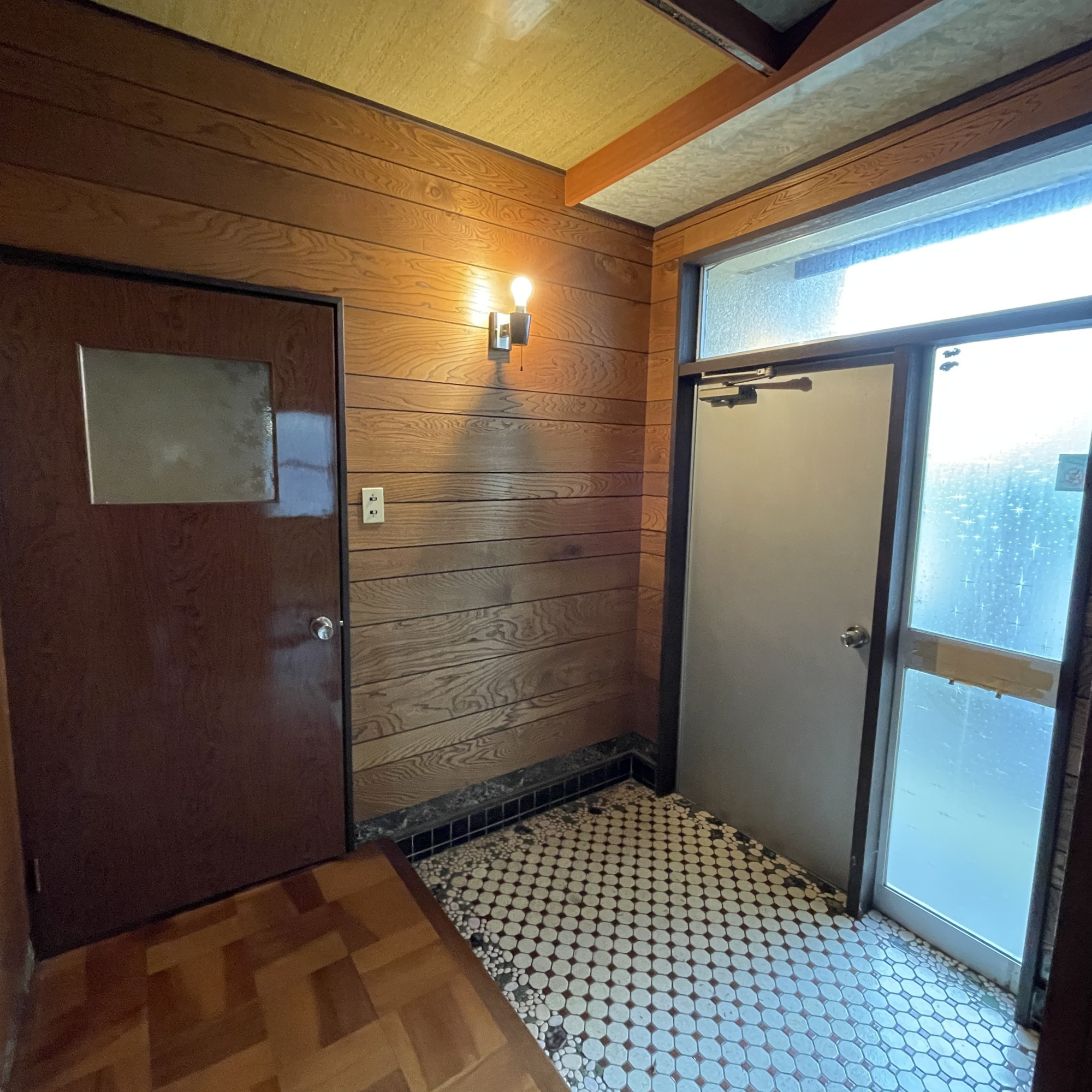 登別市富士町5丁目25-4　中古住宅の玄関