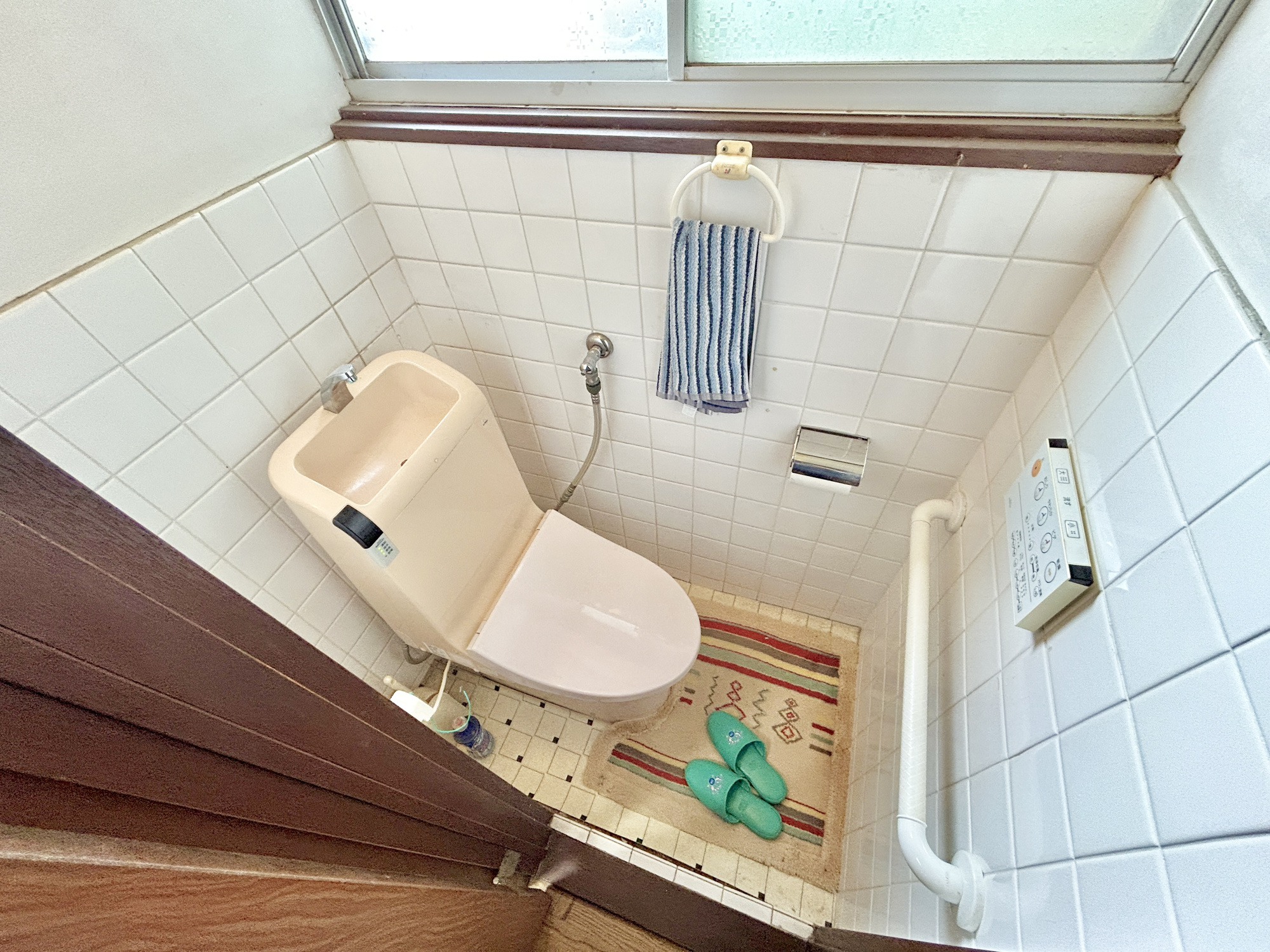 前橋市下新田町　中古戸建のトイレ|節水型でエコなトイレには、今では当たり前の温水洗浄便座付き。便座を温める機能もついていて、居心地良くてトイレから出られなくなるかも！換気用に窓も着いているので常に快適ですね♪
