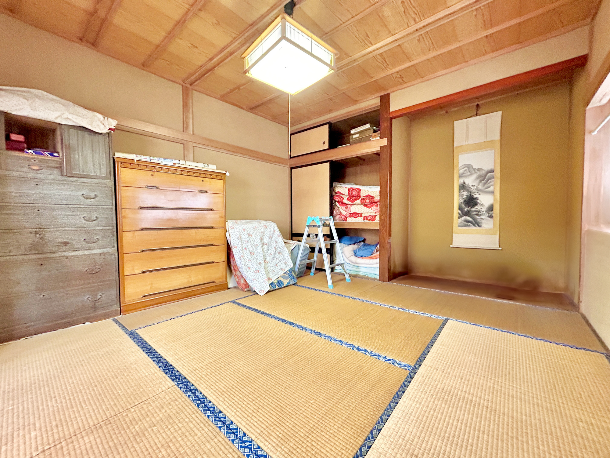 前橋市下新田町　中古戸建の和室|大きな窓からたっぷりの日差しが降り注ぐ明るい室内です。気持ちの良い朝日を受けて、目覚めの良い健康的な朝を迎えられそうです。 
