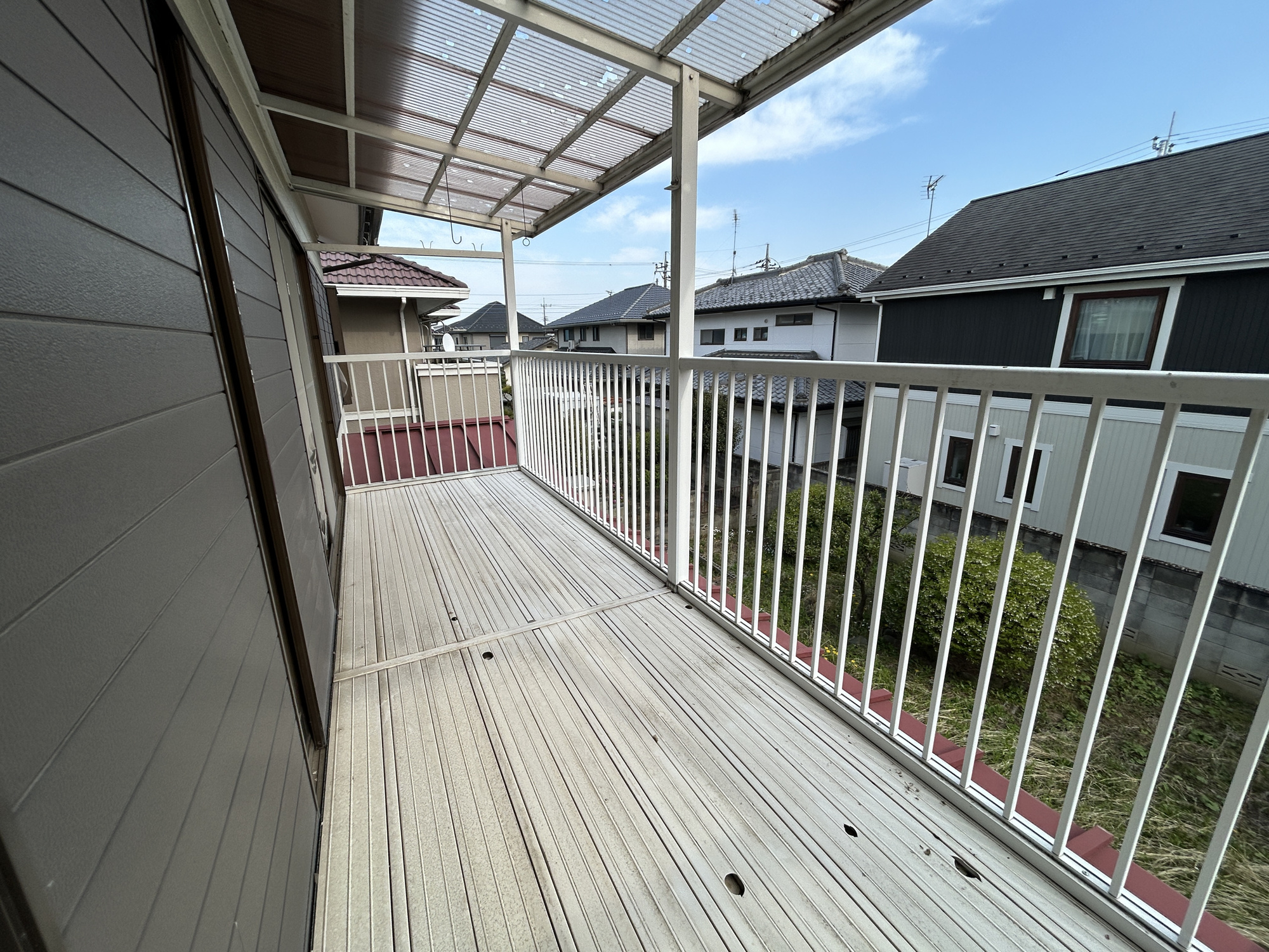 前橋市下新田町　中古戸建のバルコニー|南向きで陽当りの良いバルコニーは、物干しセットを追加すれば、一度にたくさんのお洗濯物が干せるのが魅力！バルコニーは洗濯物を干すだけの場所じゃなく、家族のゆとりのある時間を演出するプライベート空間。
