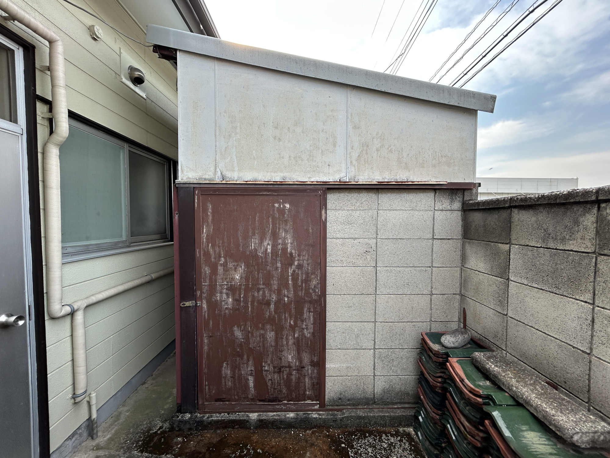 前橋市下新田町　中古戸建の収納|勝手口外に大型物置有♪外作業で使える収納のあるのは嬉しいですね♪