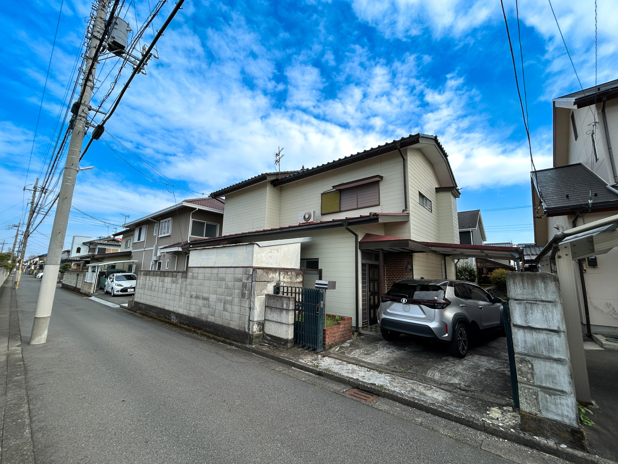 前橋市下新田町　中古戸建の前面道路含む現地写真|前面道路は閑静な住宅地をはしる車通りの少ない道路。お車の出し入れが苦手なママや小さなお子様にも安心ですね。しっかり舗装もされているので、ベビーカーや自転車で通っても快適に通行できます。
