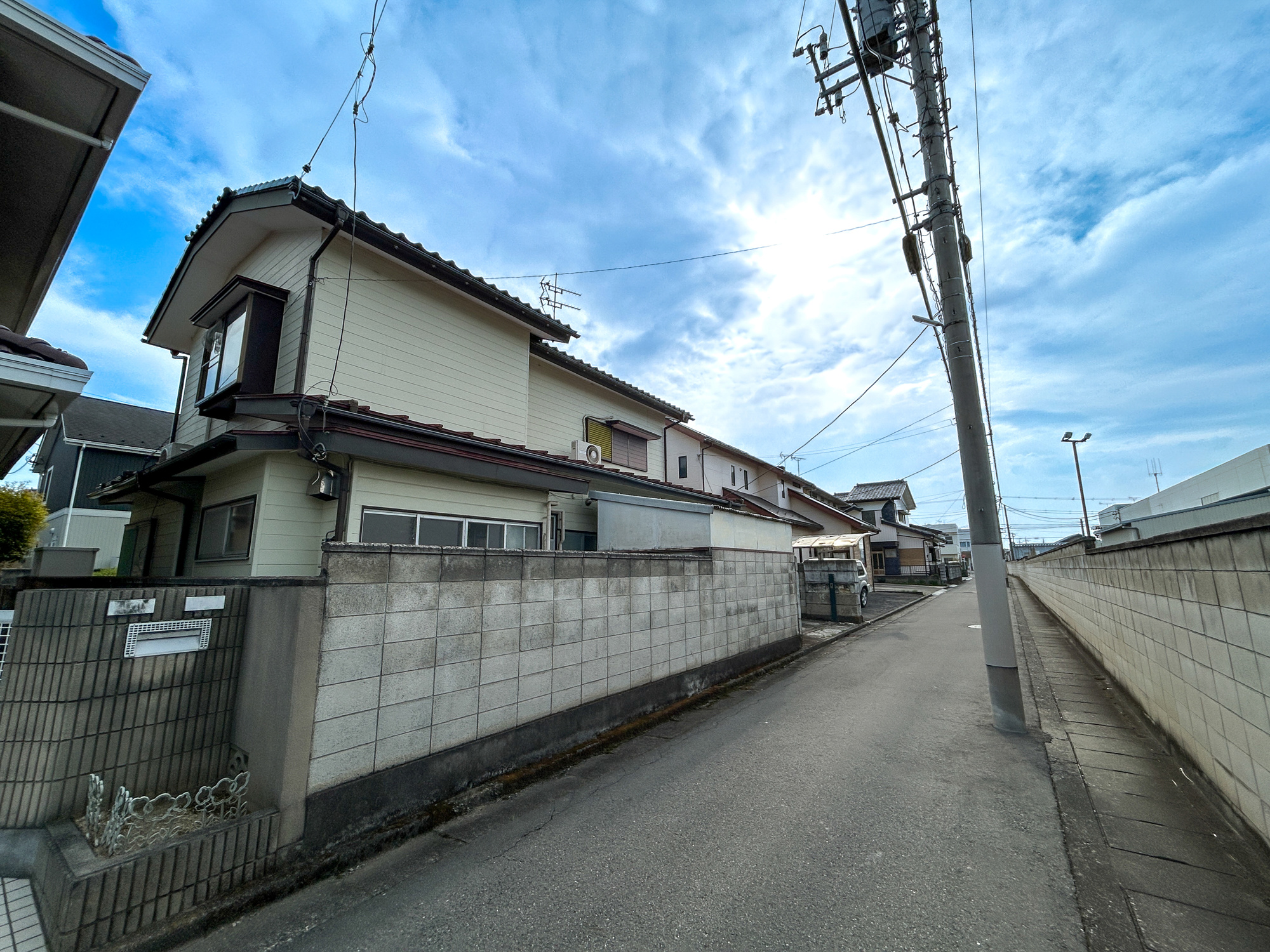 前橋市下新田町　中古戸建の前面道路含む現地写真|閑静な住宅街なので、周囲の住宅街とも程よい距離があります。習い事の練習なども安心して取り組めます。

