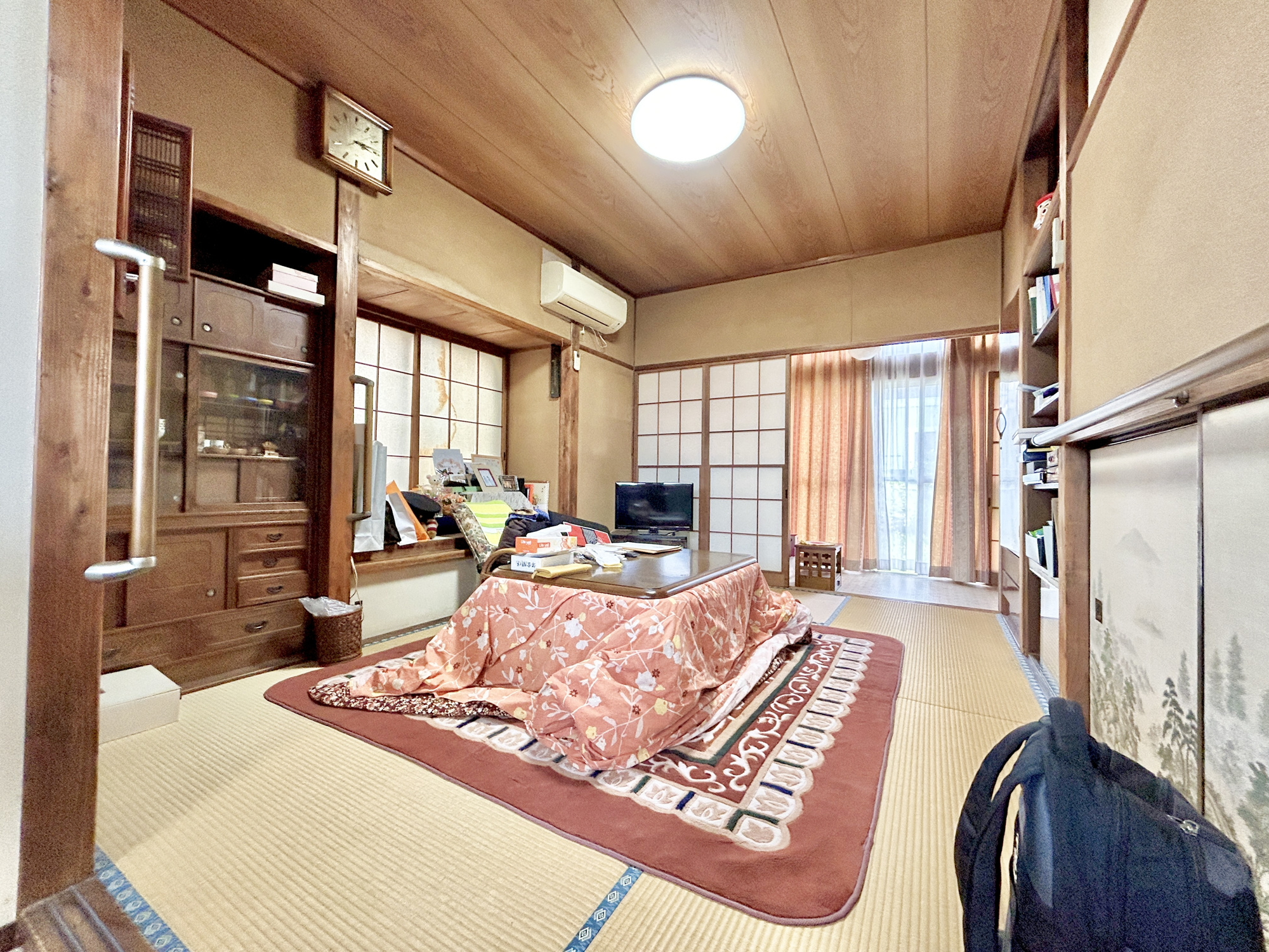 前橋市下新田町　中古戸建の居間・リビング|ここにはみんなが集い、食事と楽しい会話が始まる。話に夢中になりすぎて、ついつい時を忘れてしまう。そんな束の間の幸せを感じさせてくれる場所。
